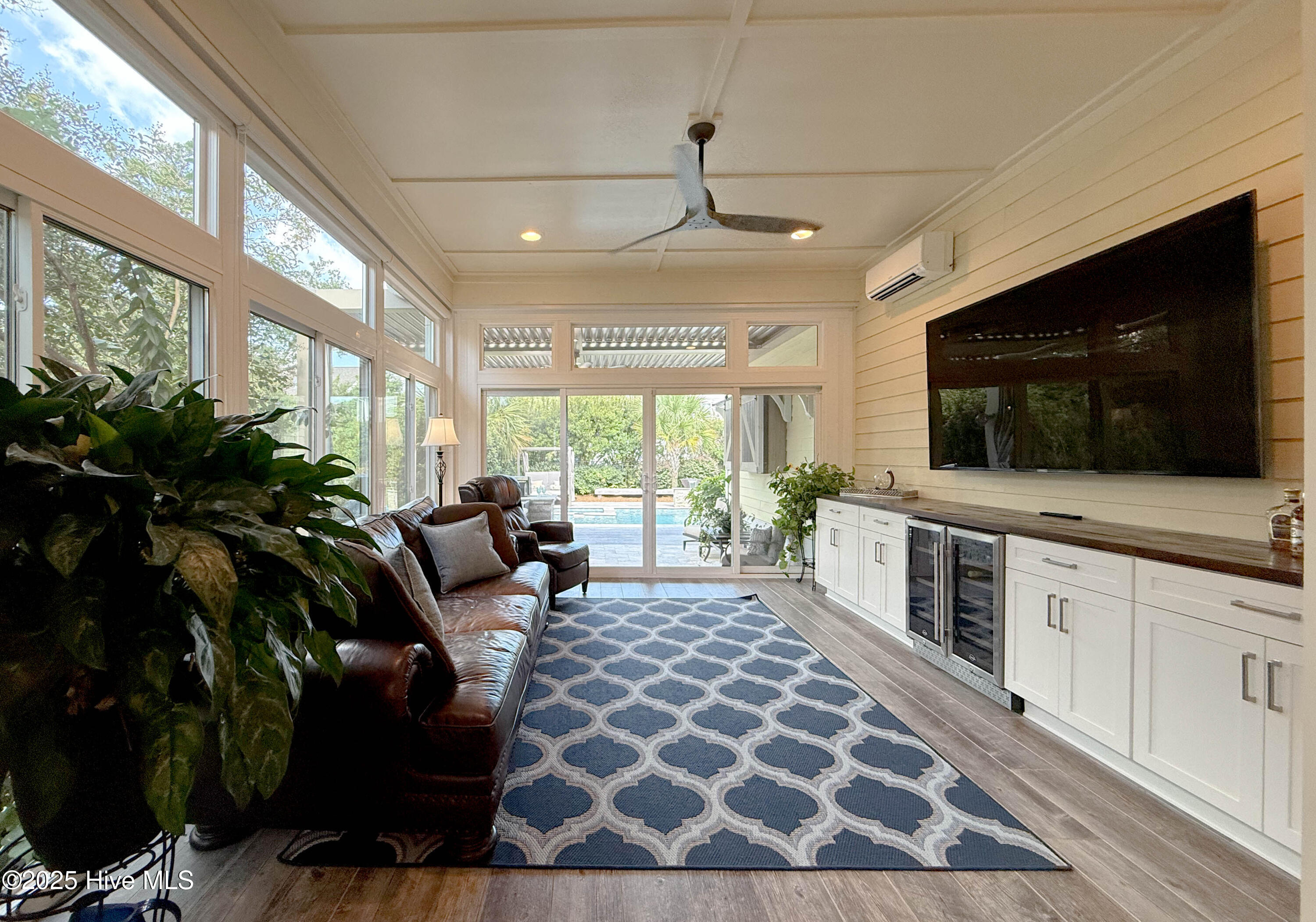 100534073 | Photo 23