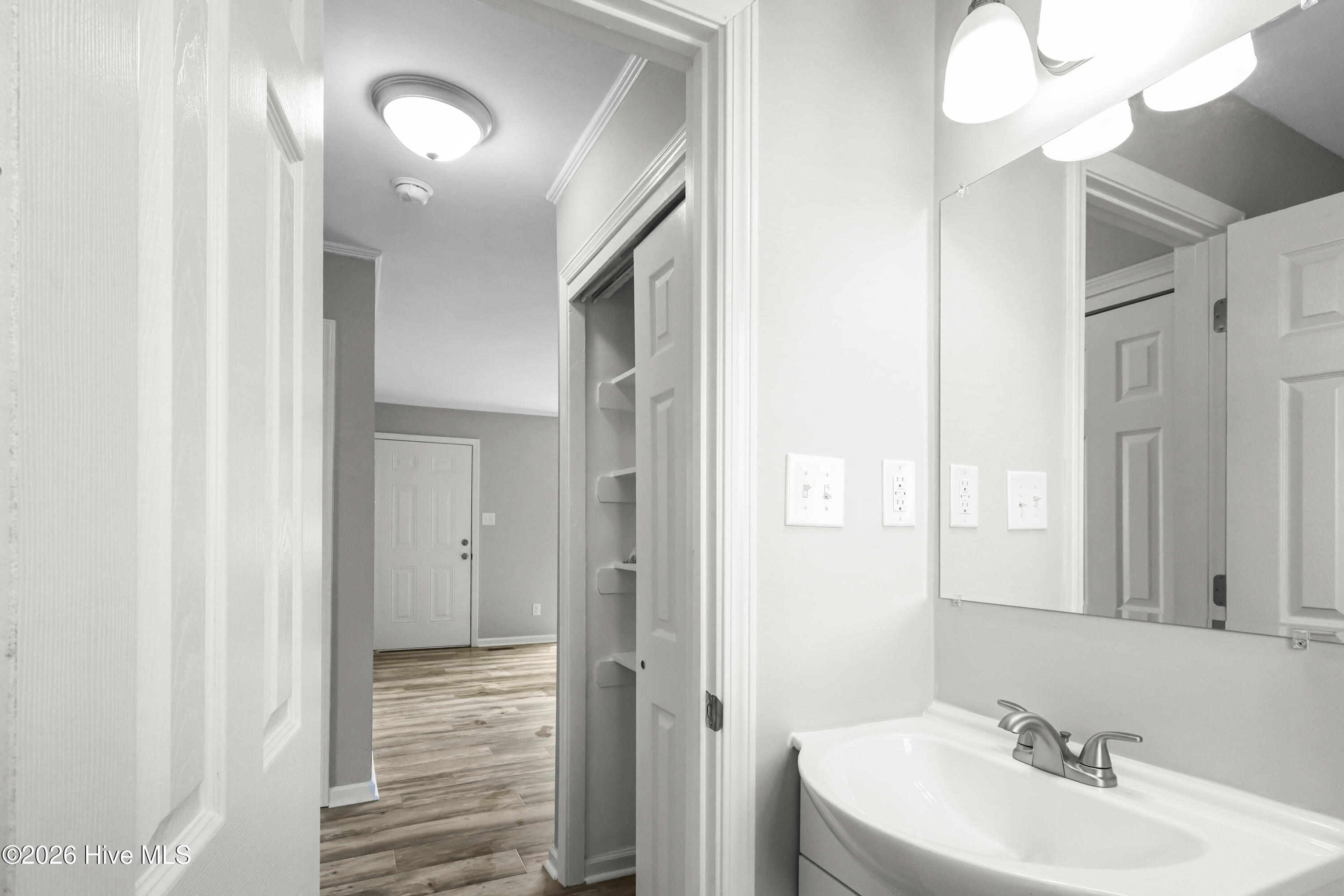 100560187 | Photo 45