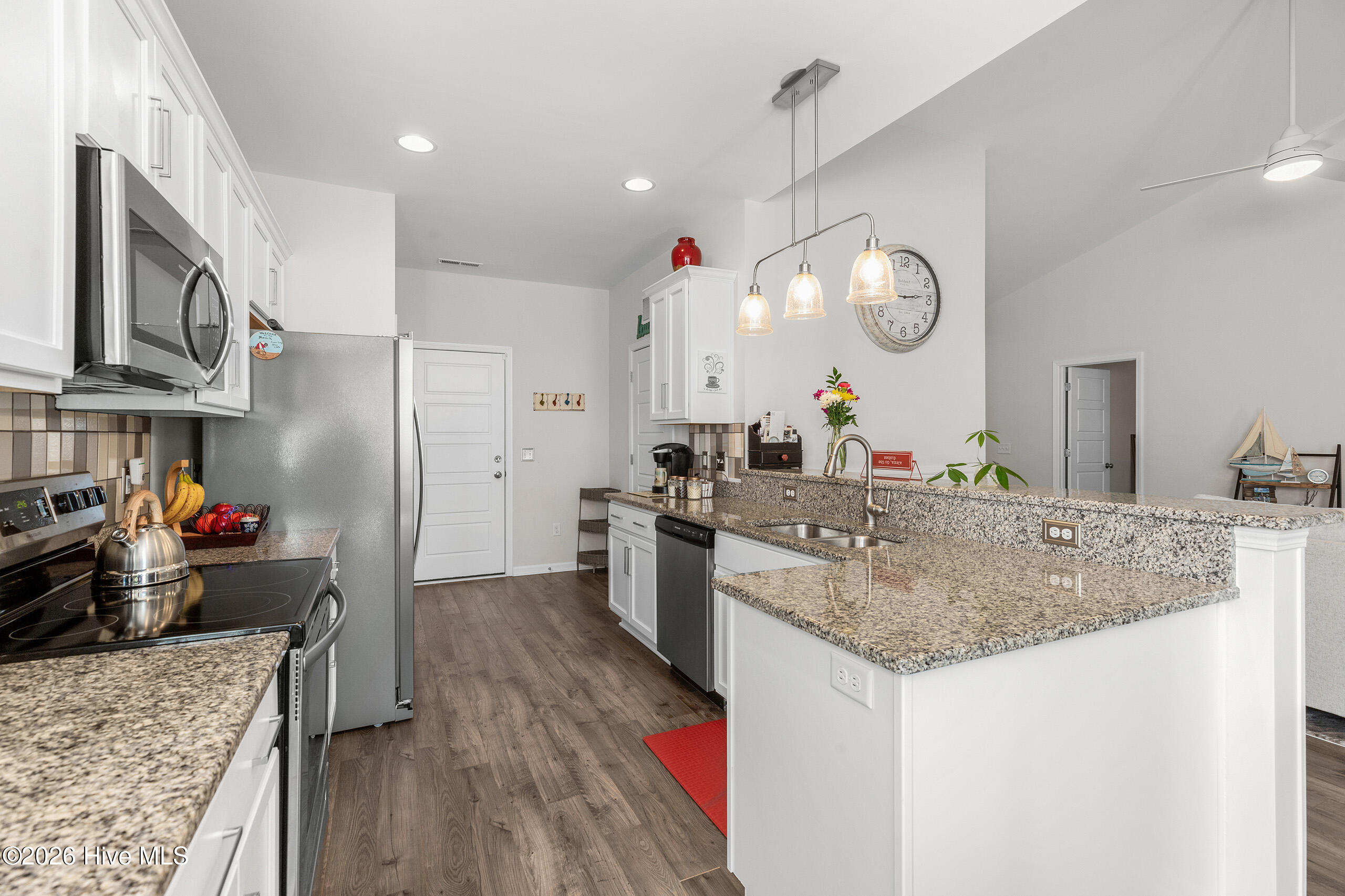 100557607 | Photo 15