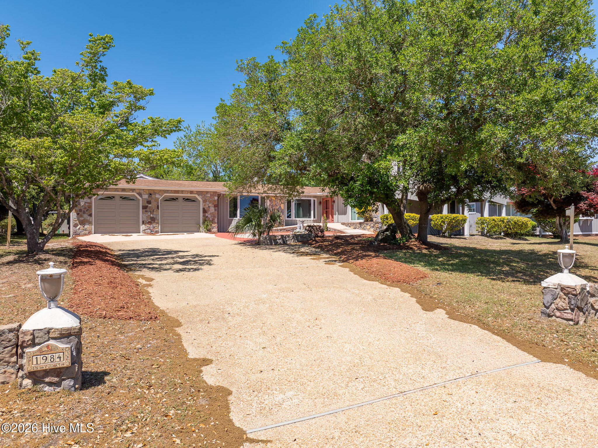 100568983 | Photo 75