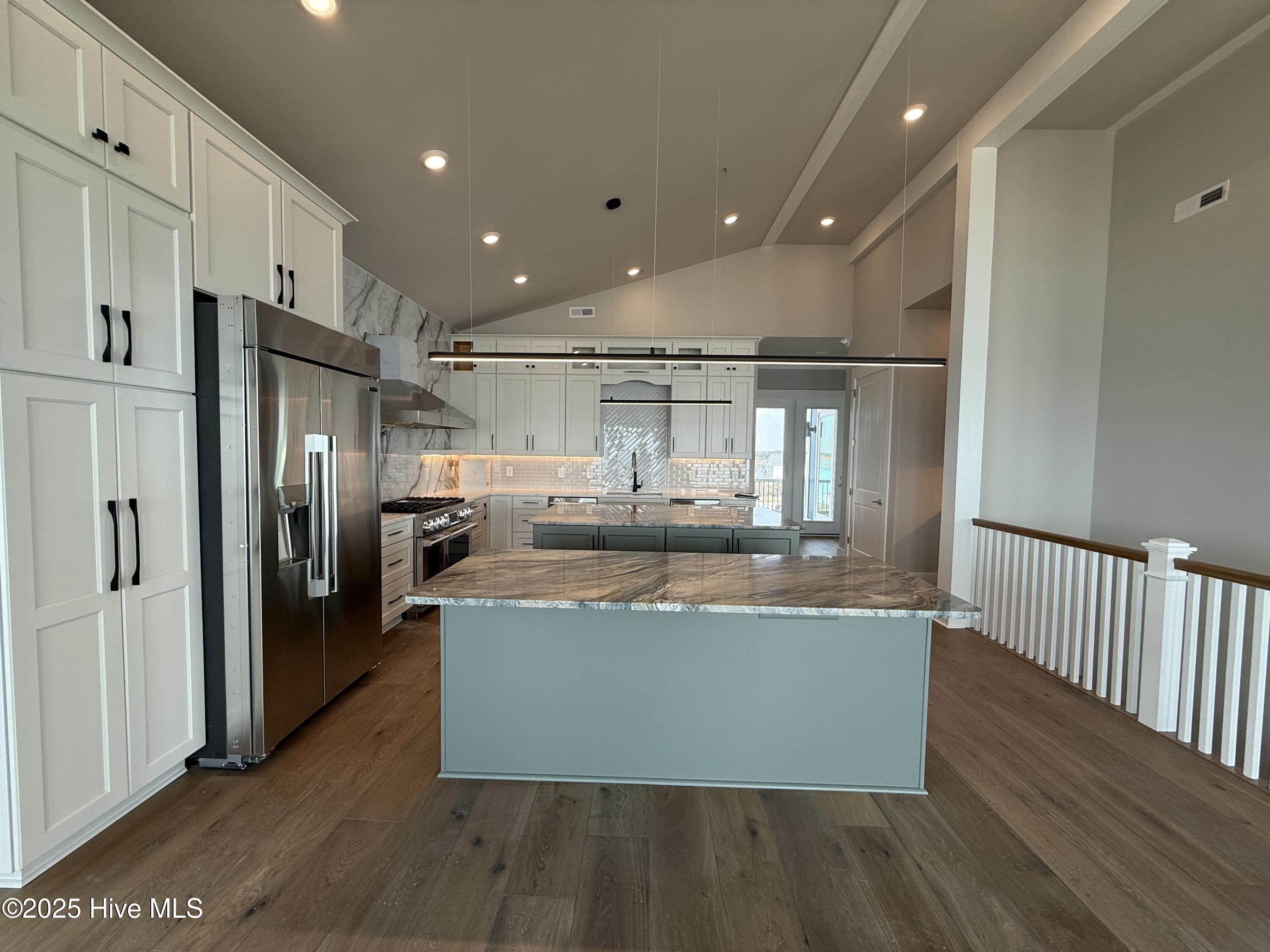 100498103 | Photo 22