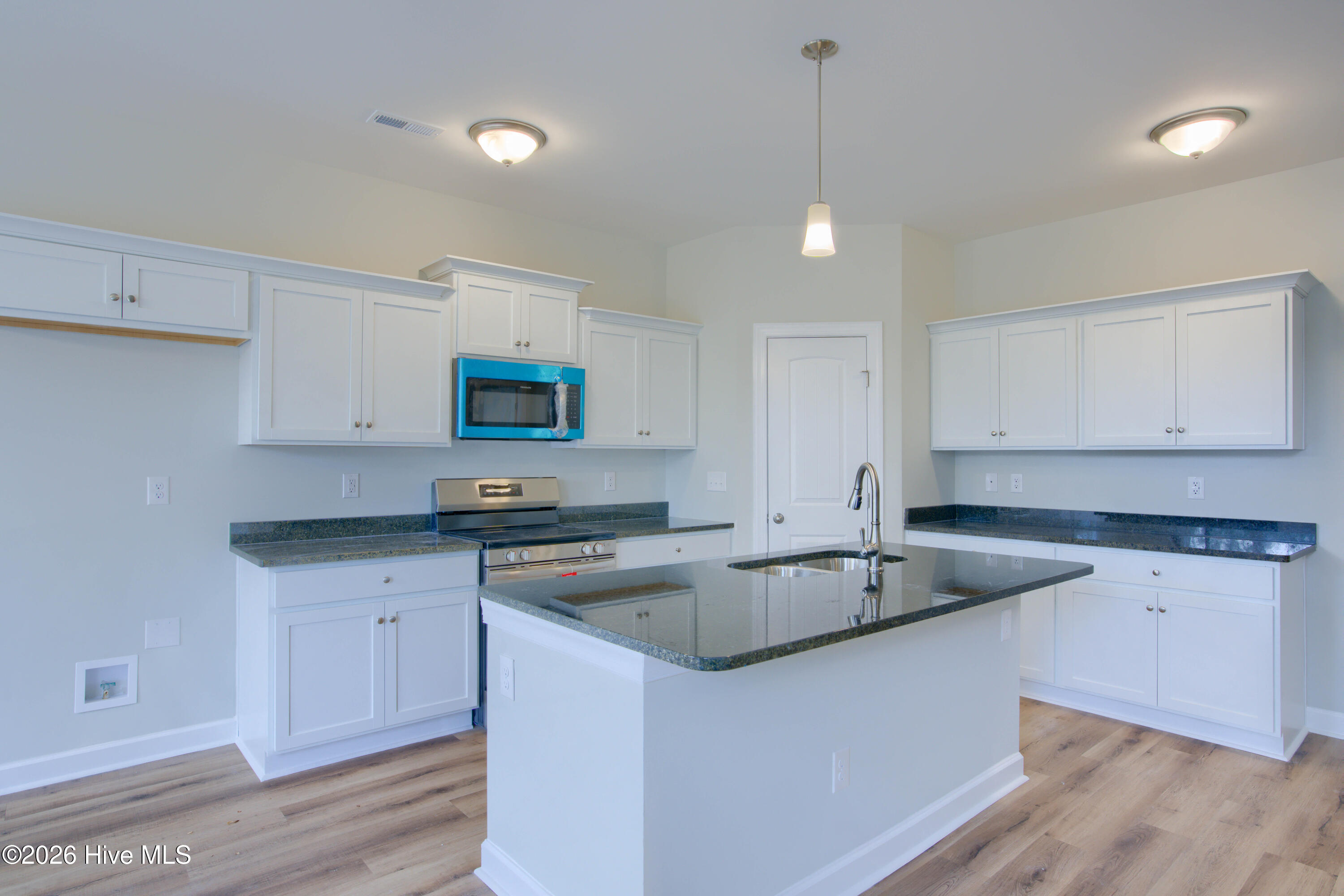 100526945 | Photo 10