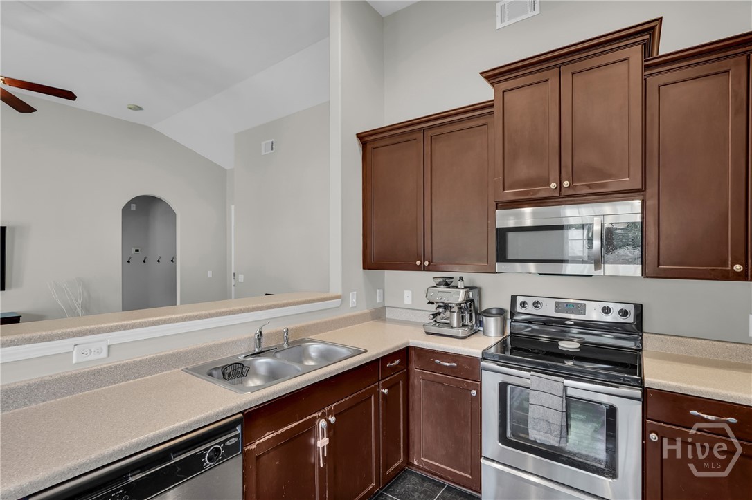 13 Twin Oaks Place