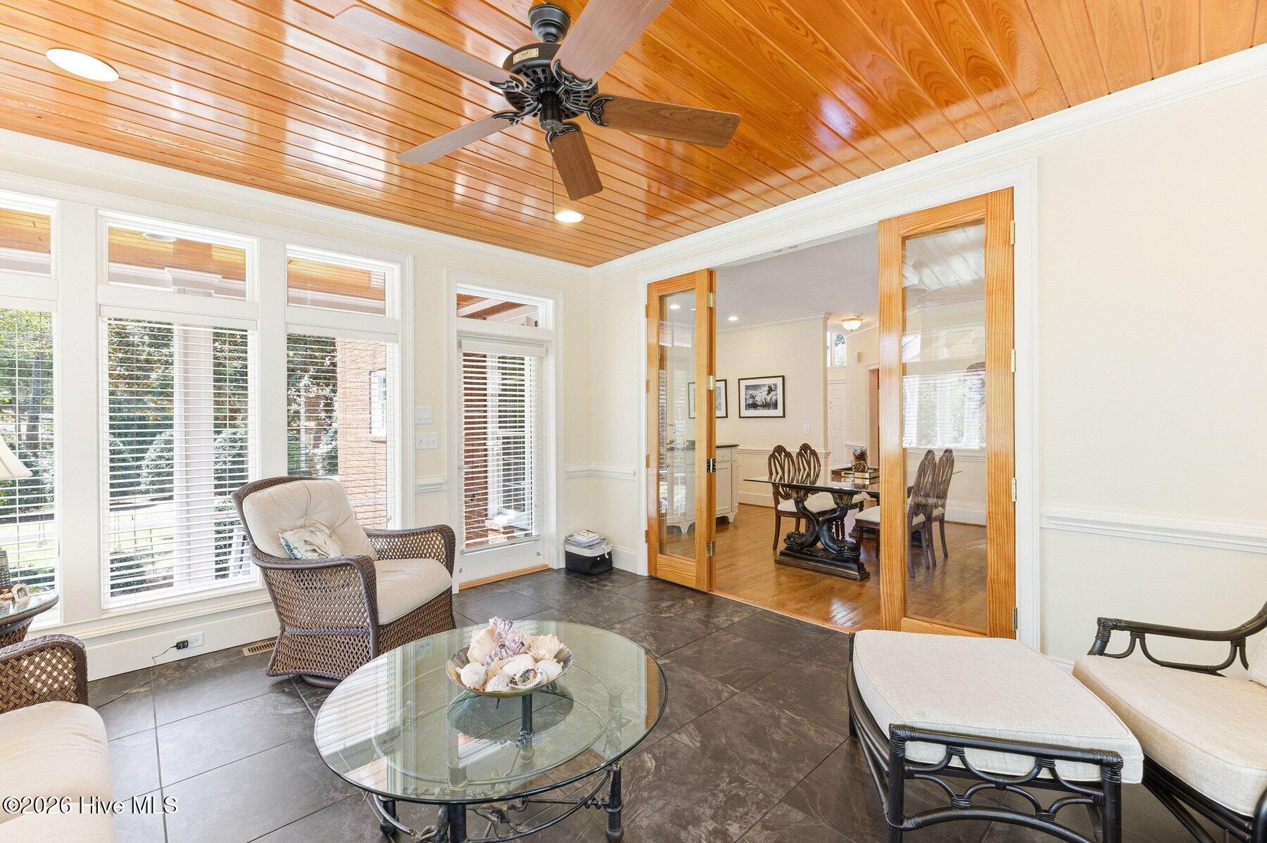 100562414 | Photo 23