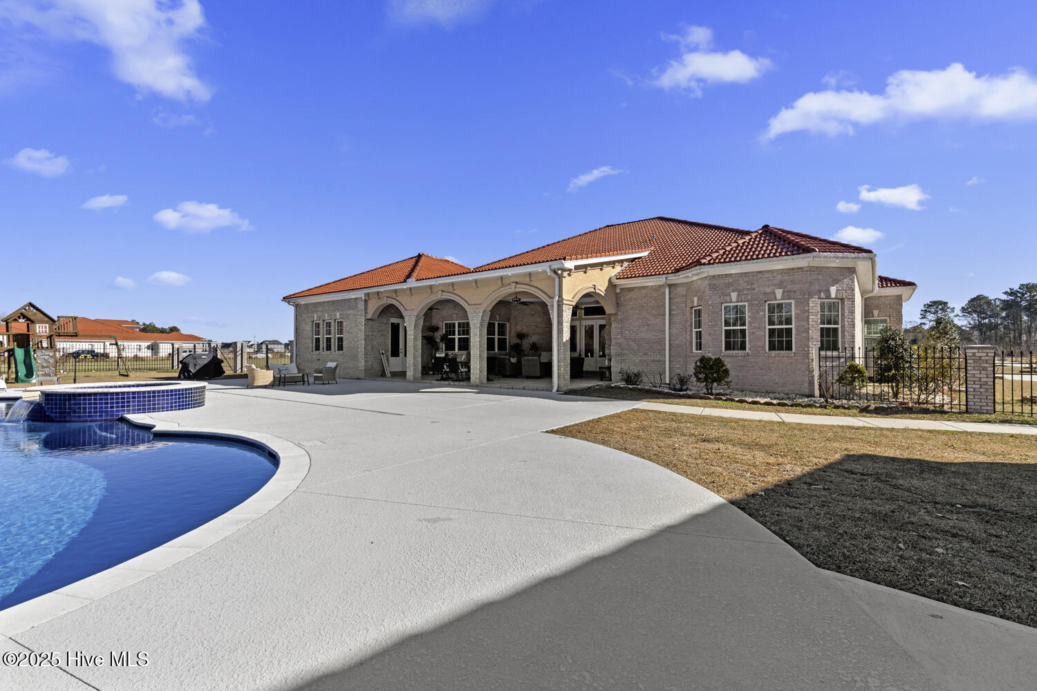 100546022 | Photo 71