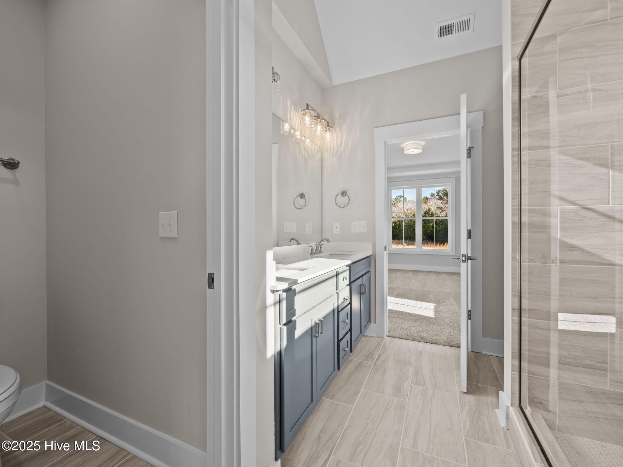 100520397 | Photo 24