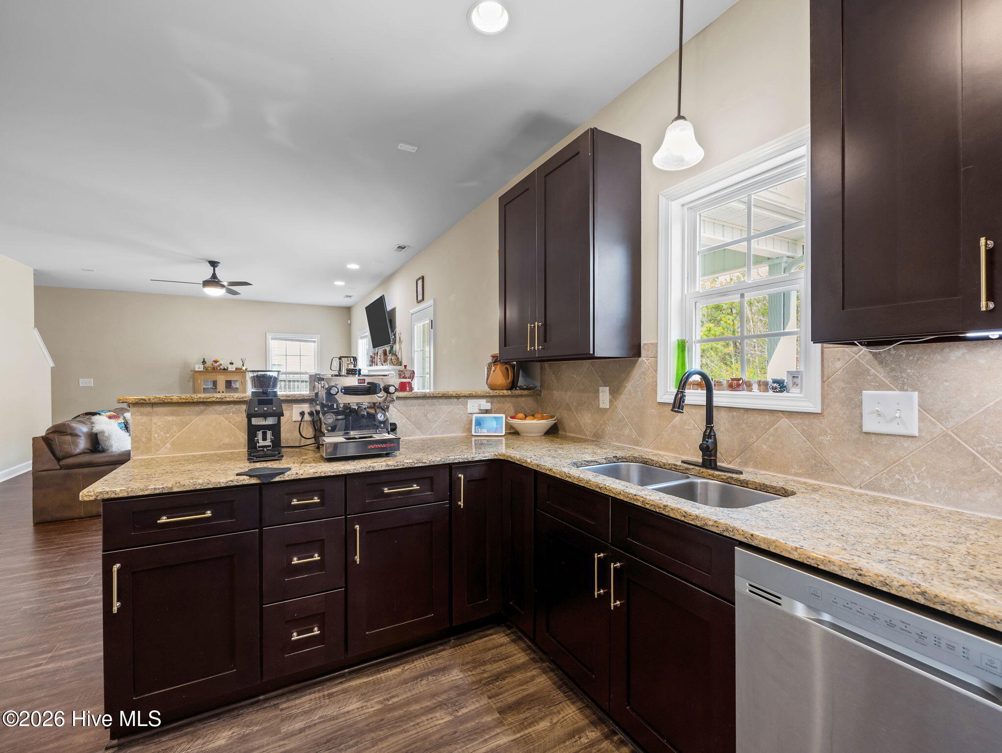 100562317 | Photo 13