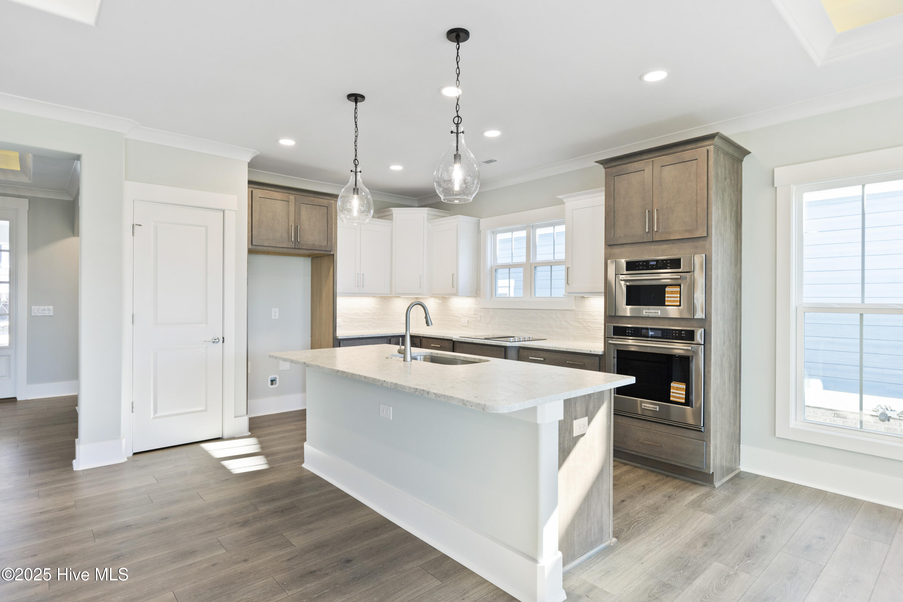 100557936 | Photo 15