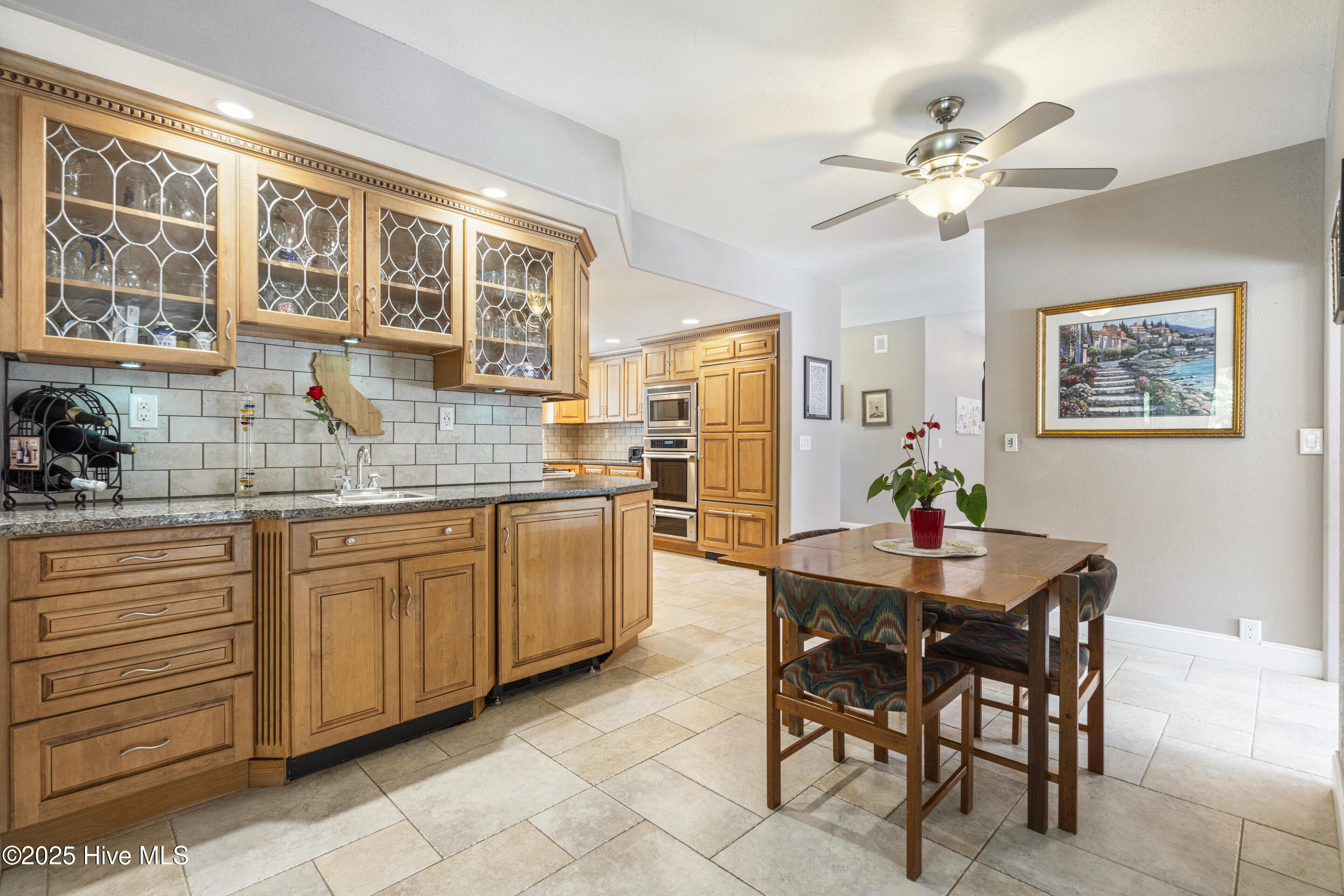 100569480 | Photo 26