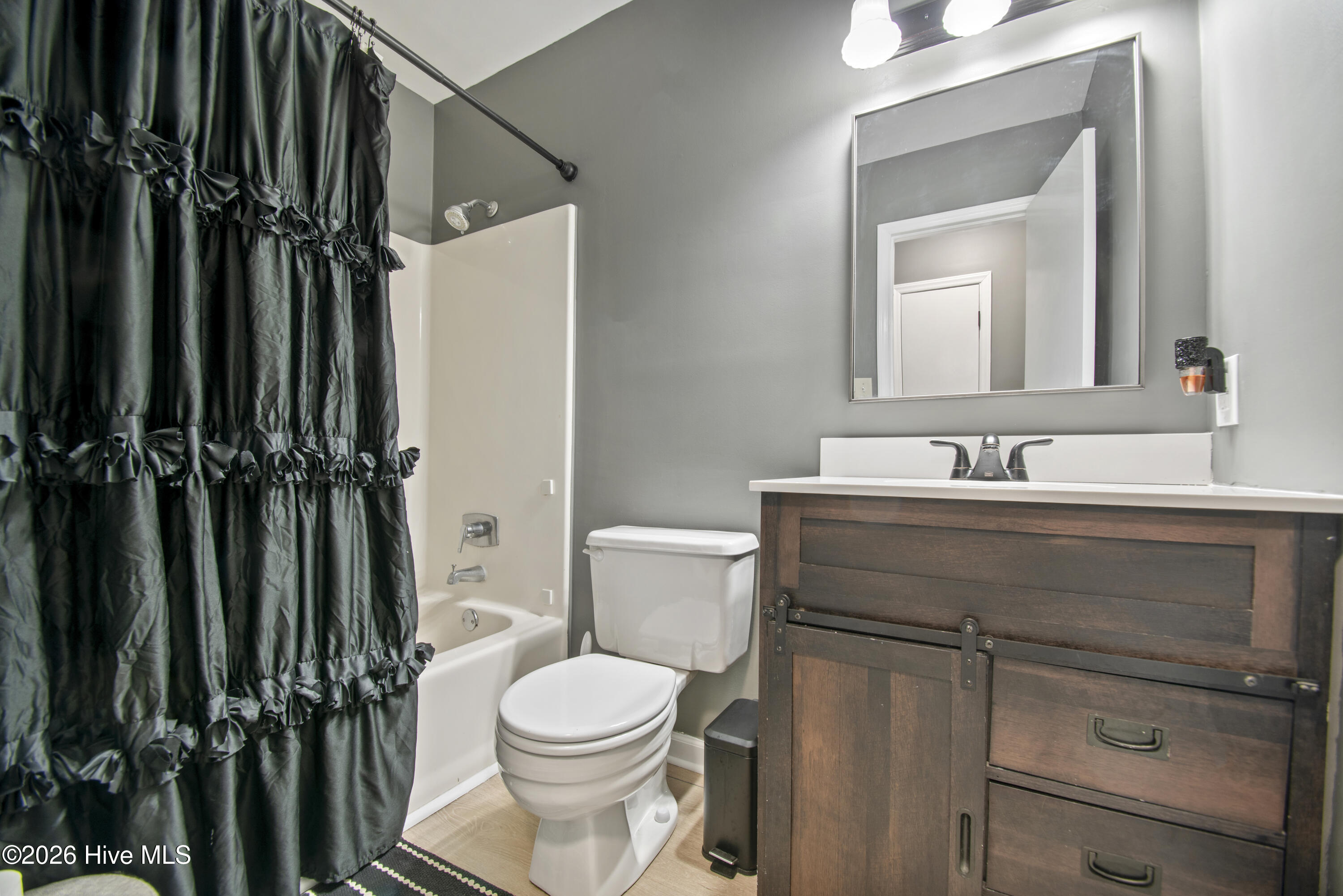 100570335 | Photo 16