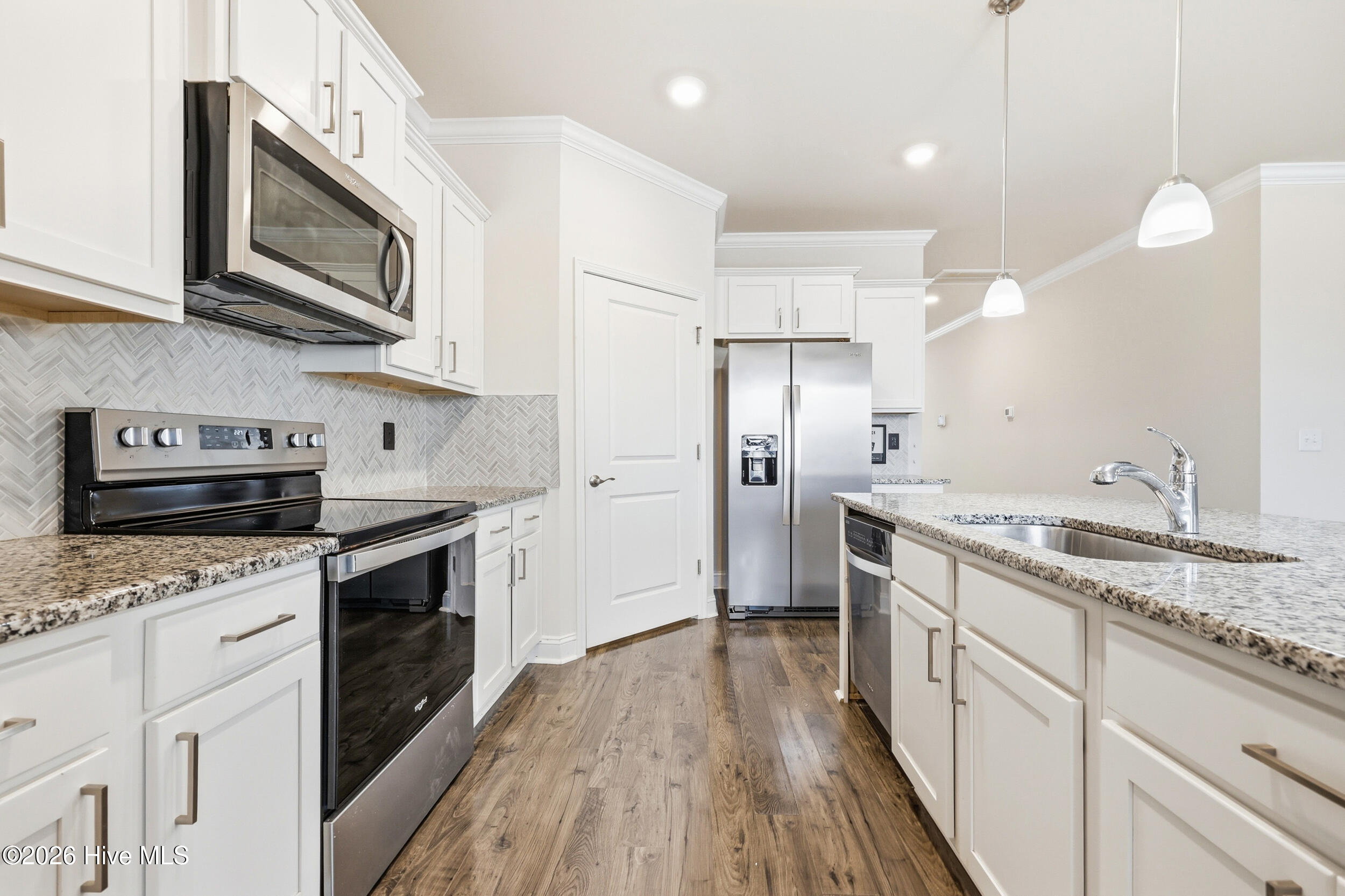 100558001 | Photo 17