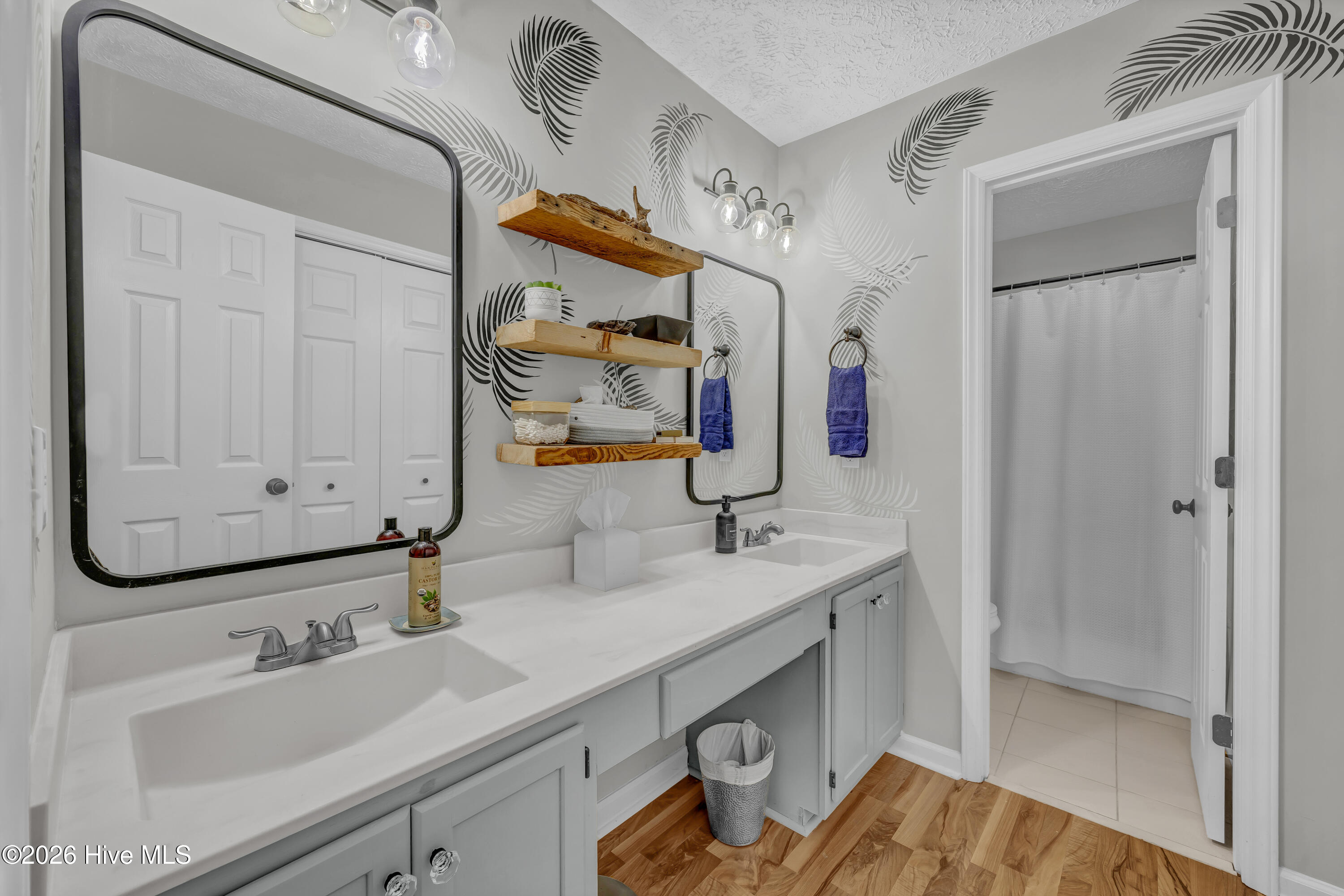 100565198 | Photo 15