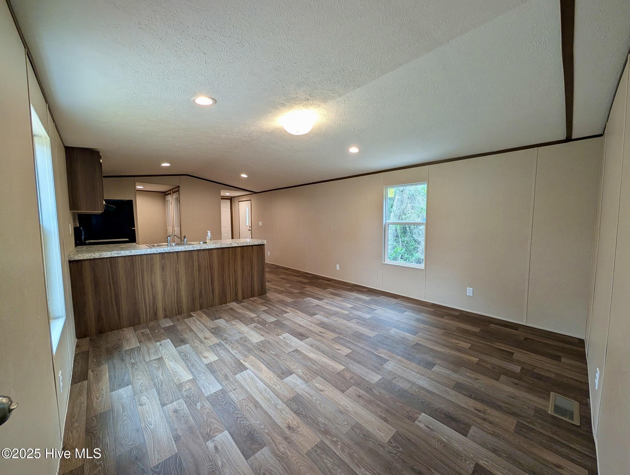 612 Bayshore Drive SE, Bolivia, NC 28422 – photo 3: Living room