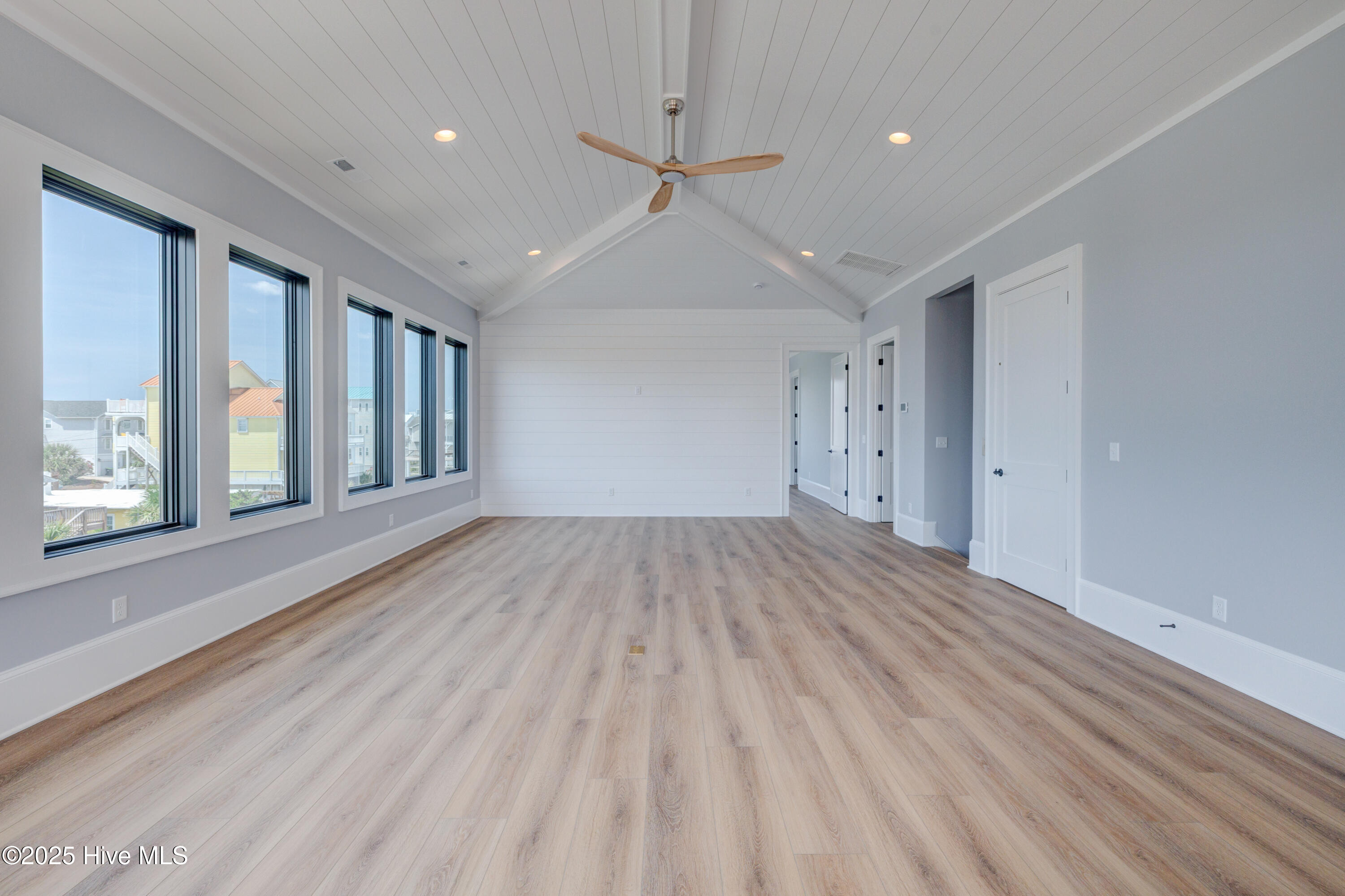 100519024 | Photo 18