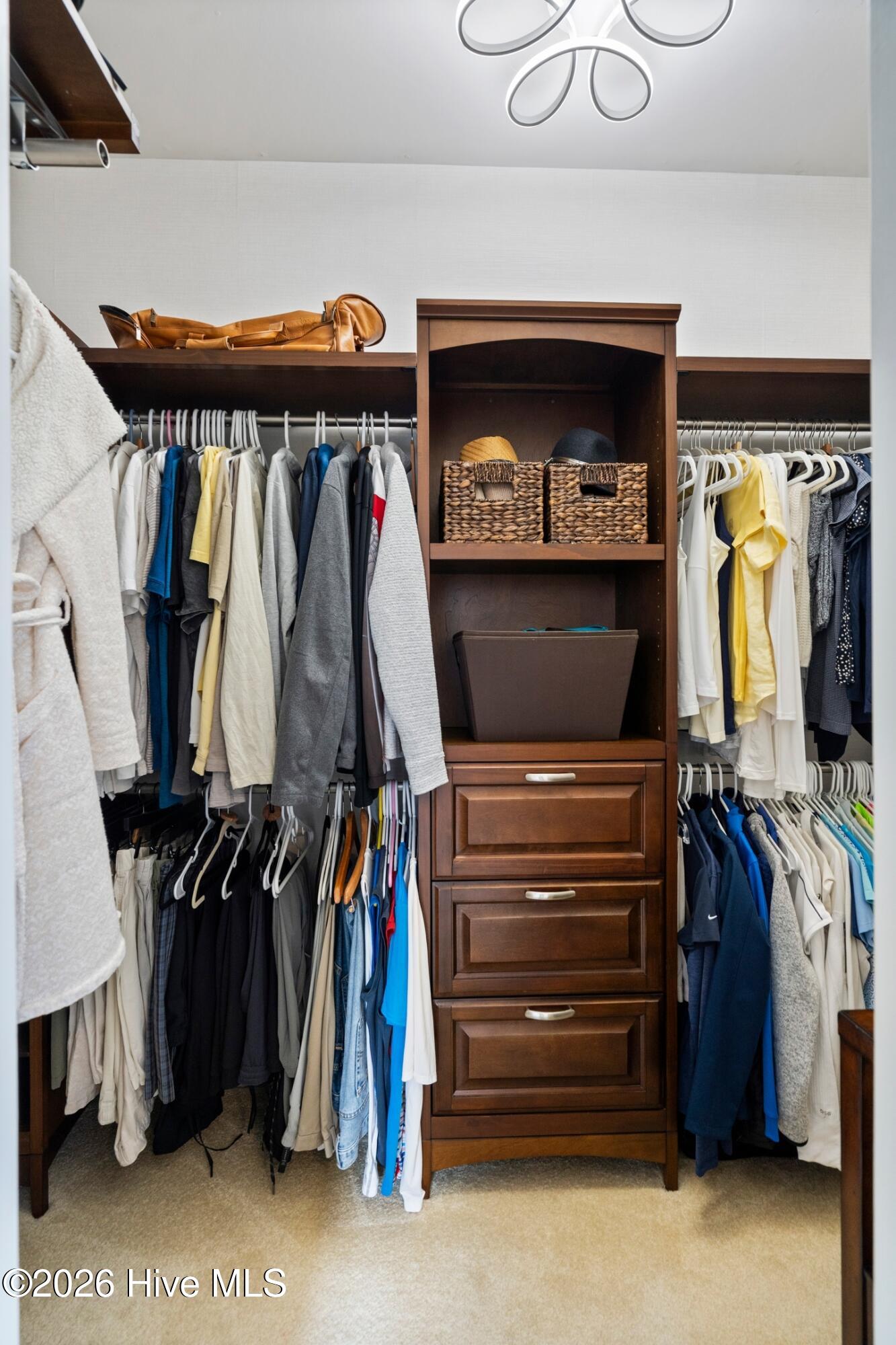 100548933 | Photo 41