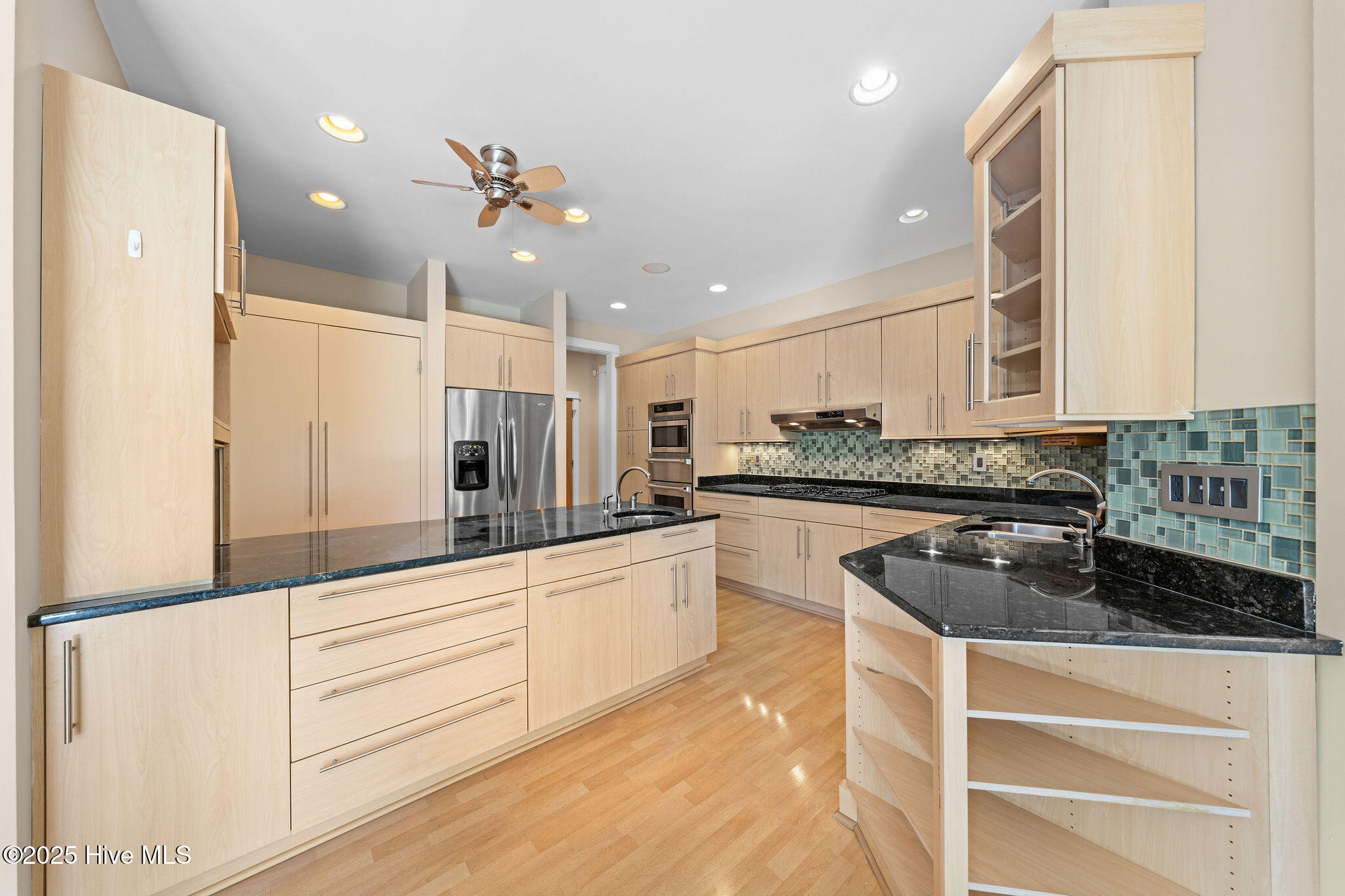 100516292 | Photo 16