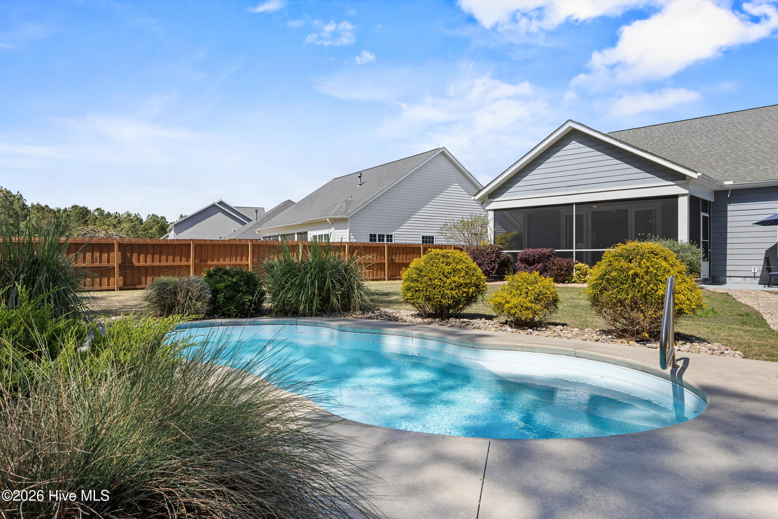 100564447 | Photo 42