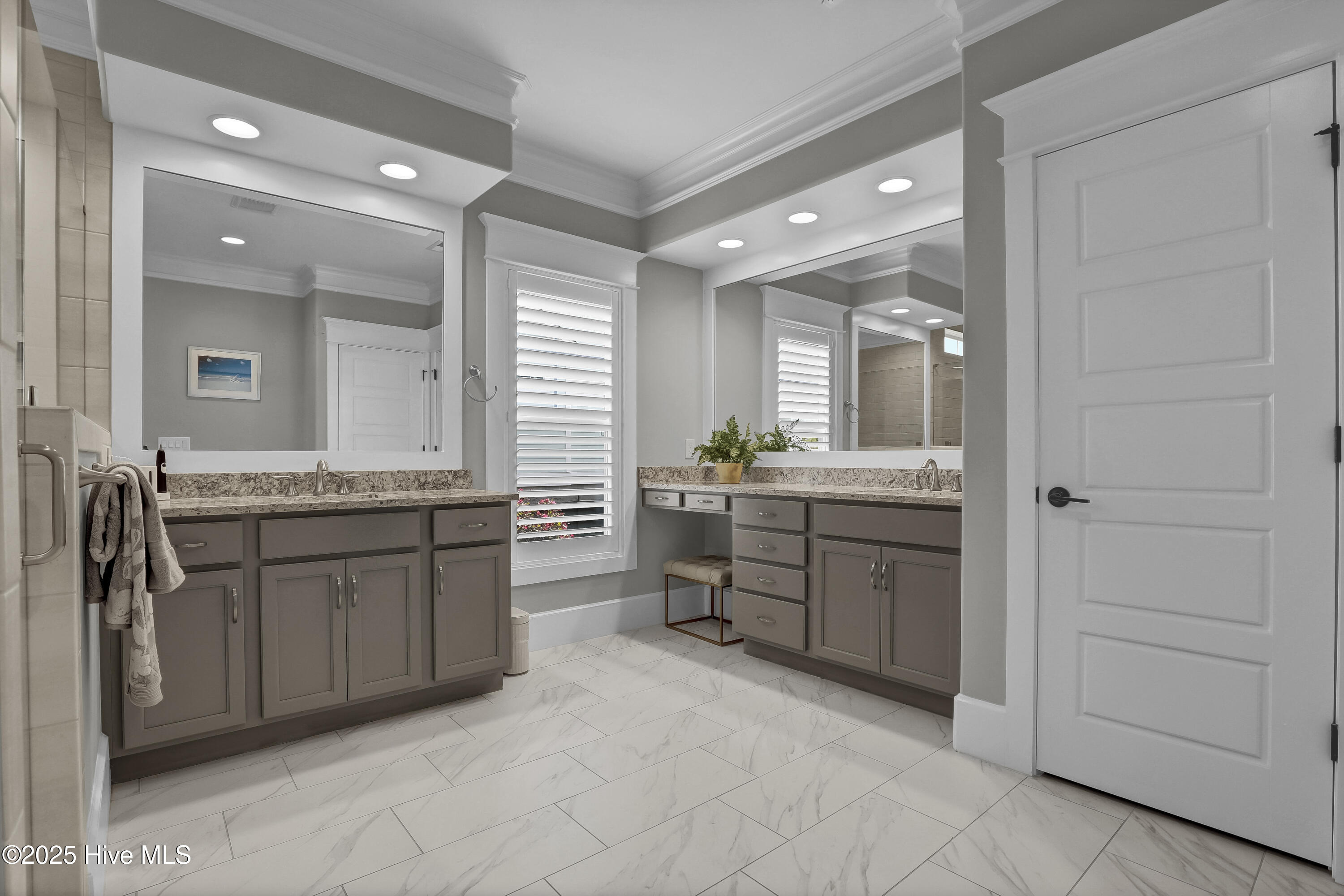 100557046 | Photo 17