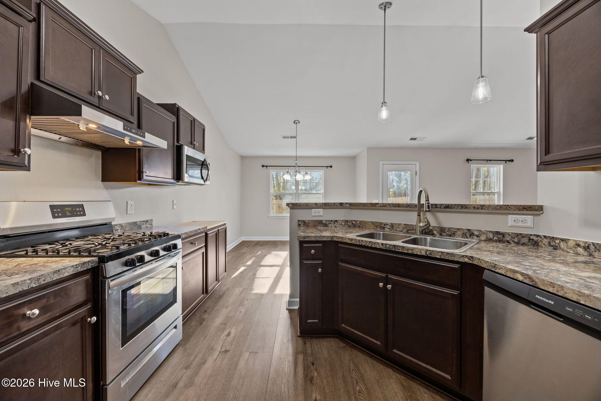 100553679 | Photo 15