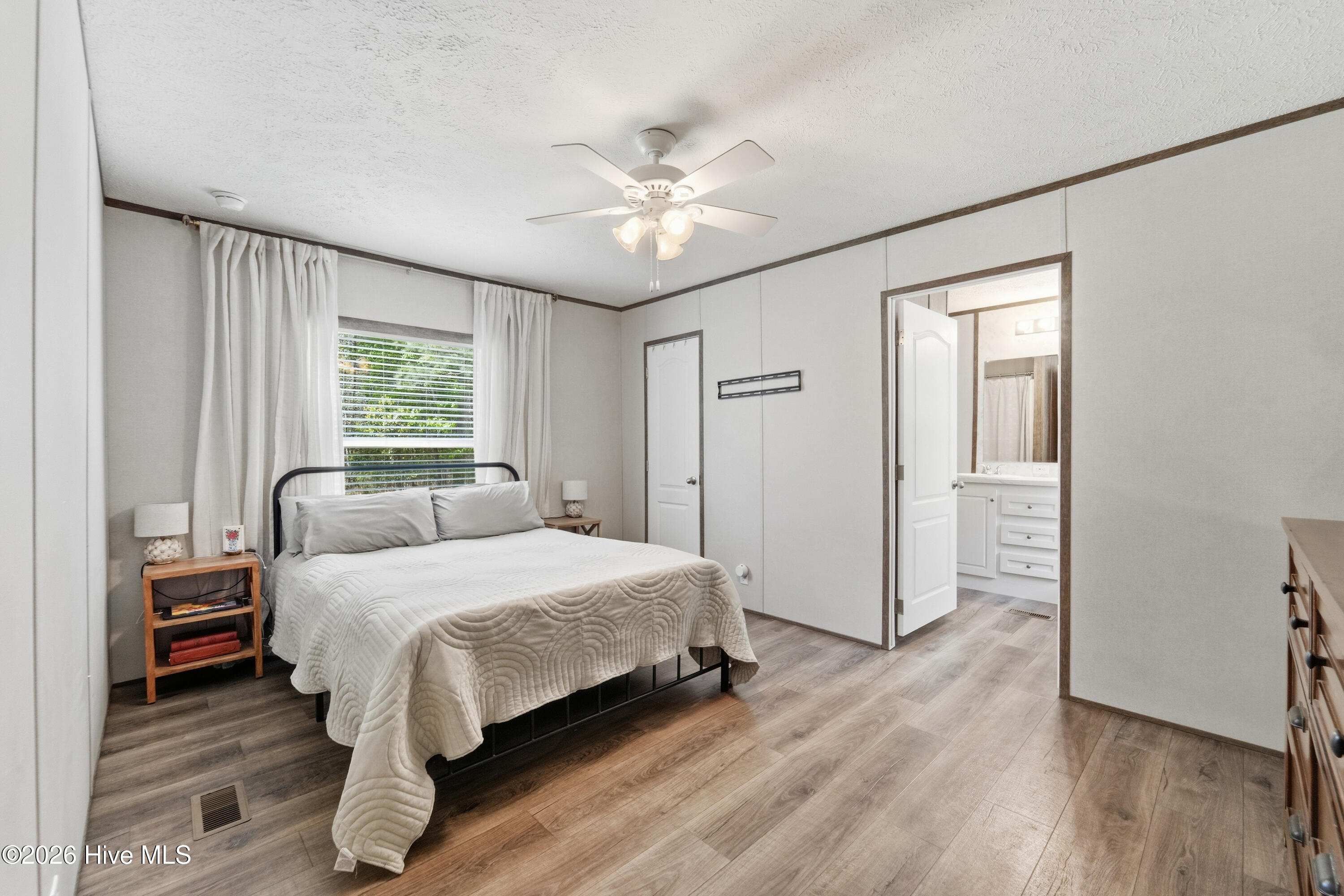 100566814 | Photo 47