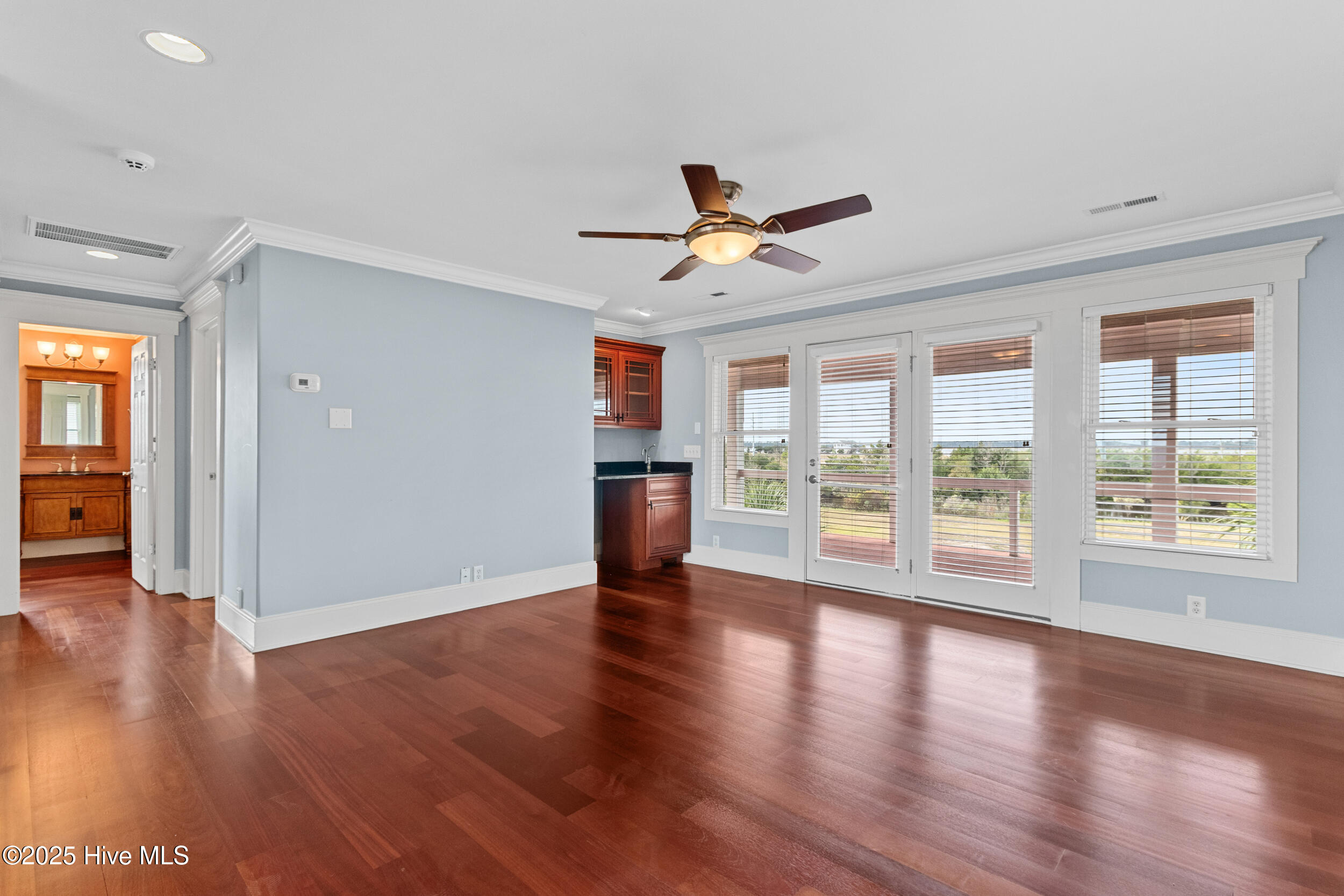 100538767 | Photo 26