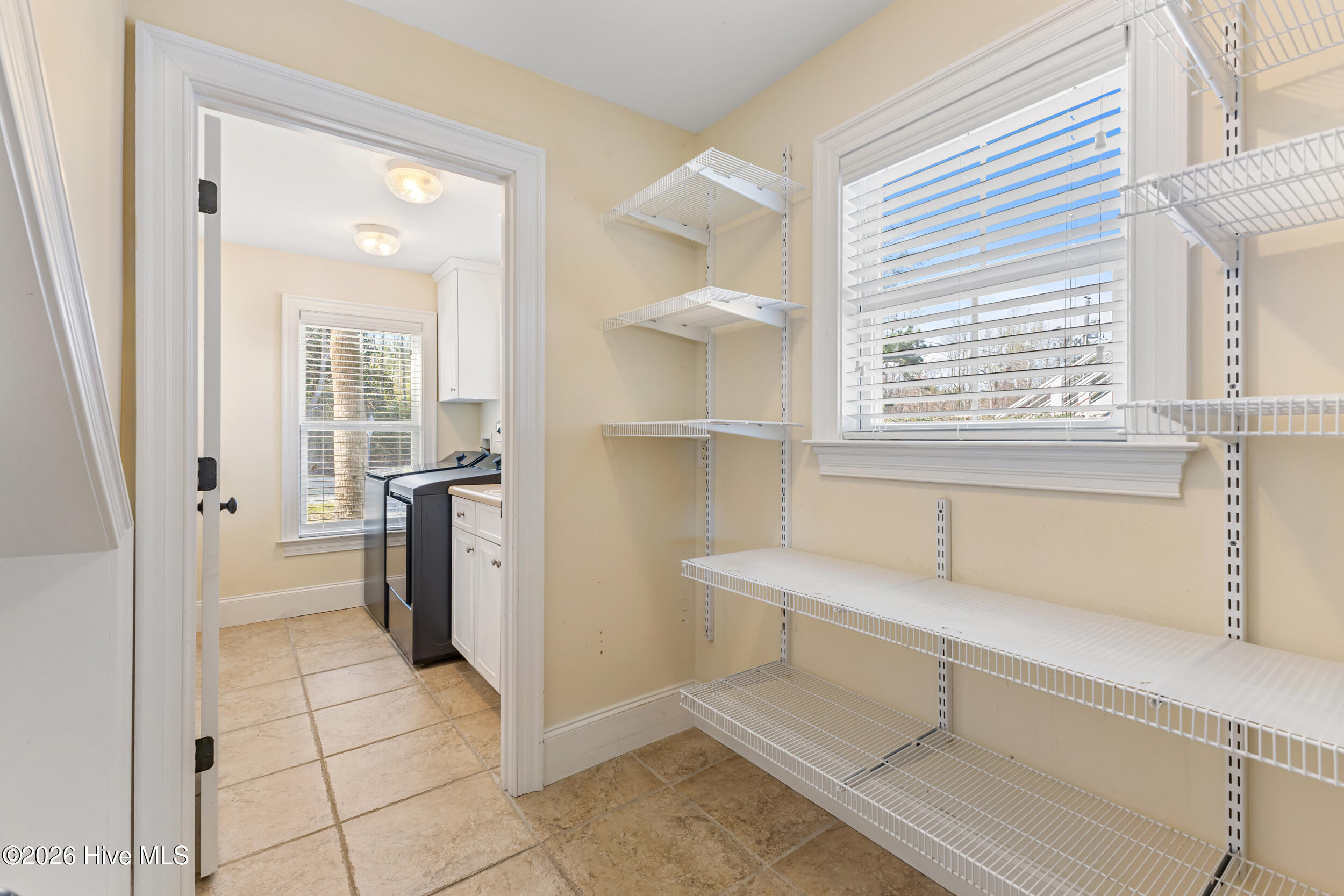 100561690 | Photo 25