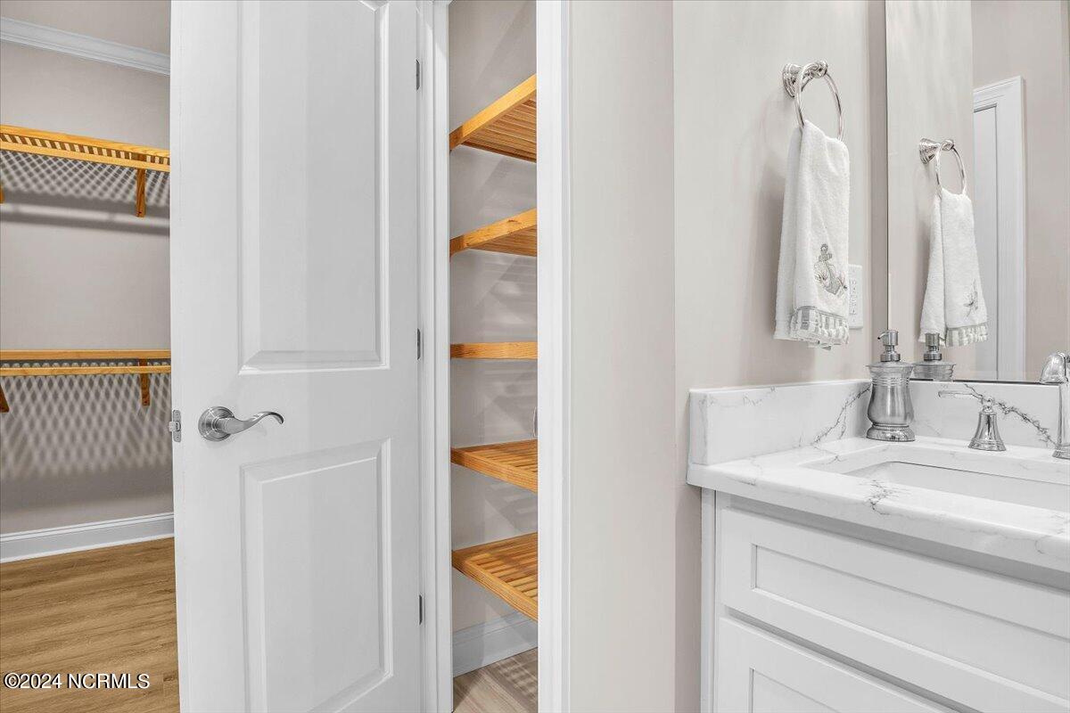 100535365 | Photo 32