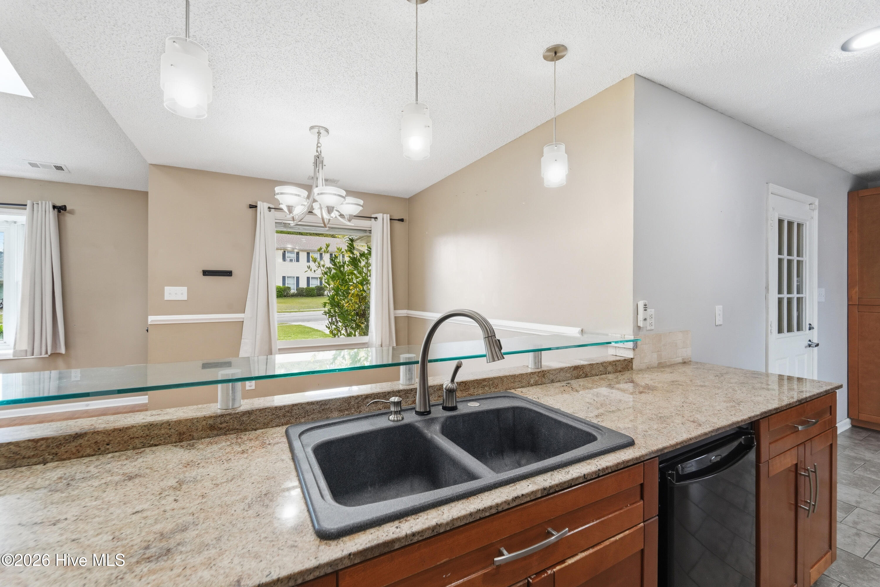 100559067 | Photo 30