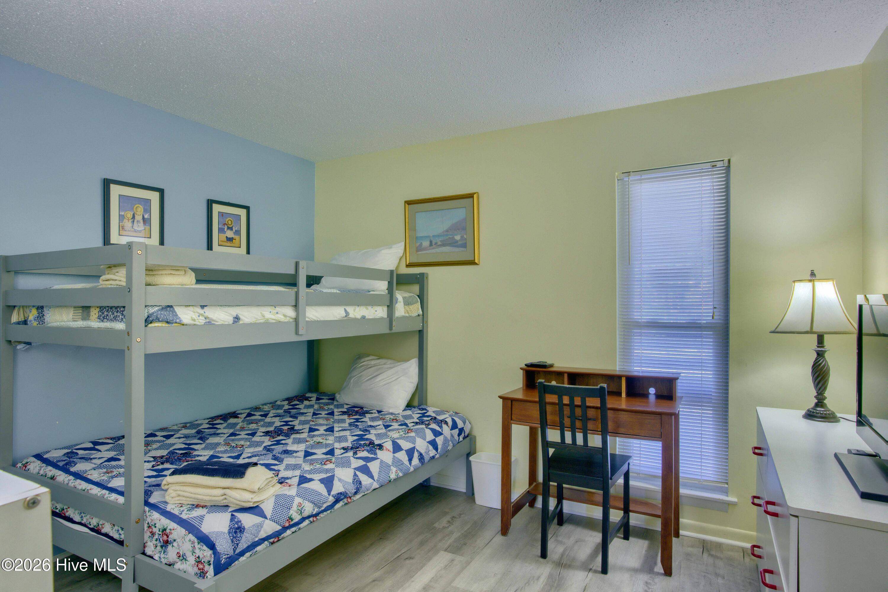 100560389 | Photo 23