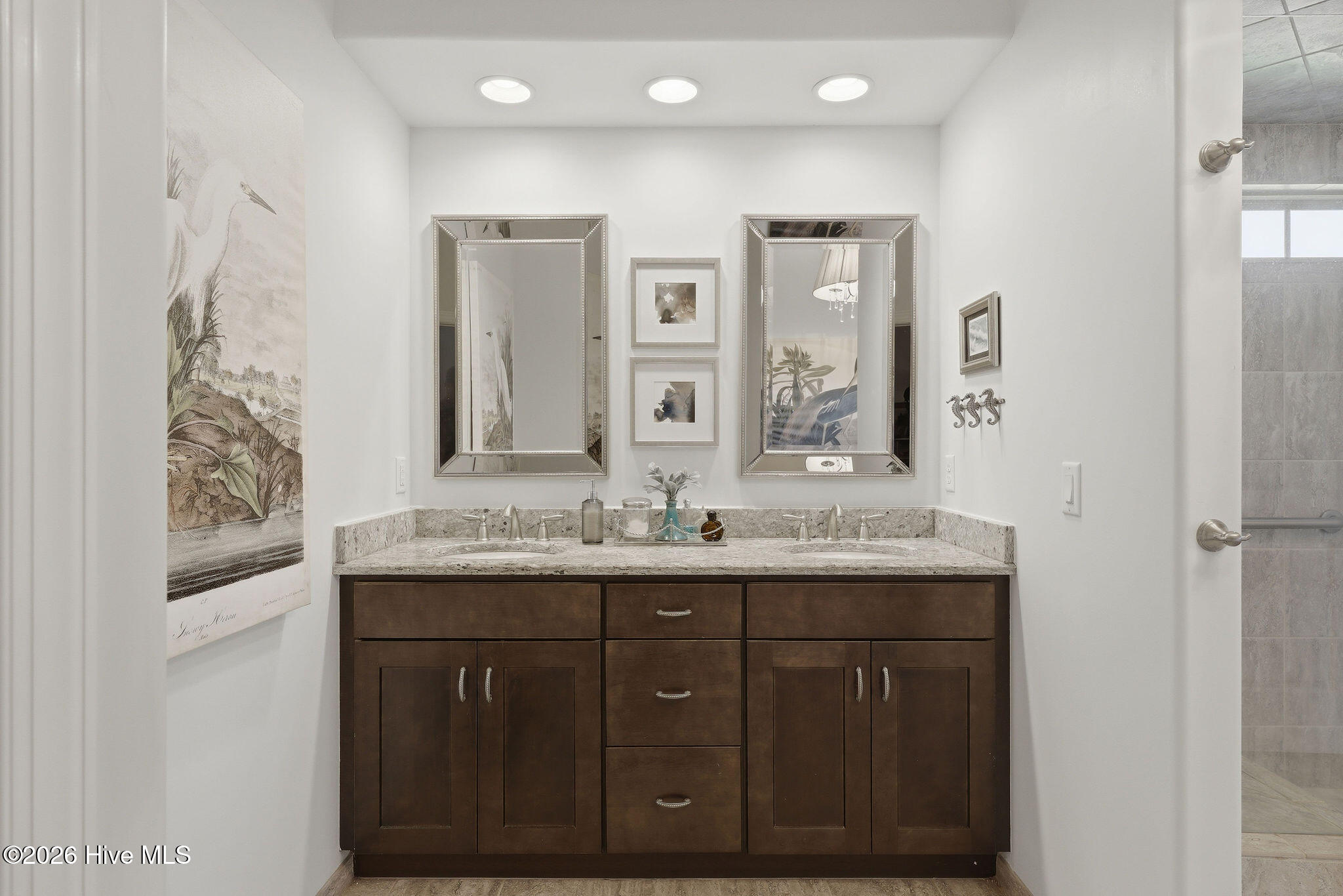 100561215 | Photo 35