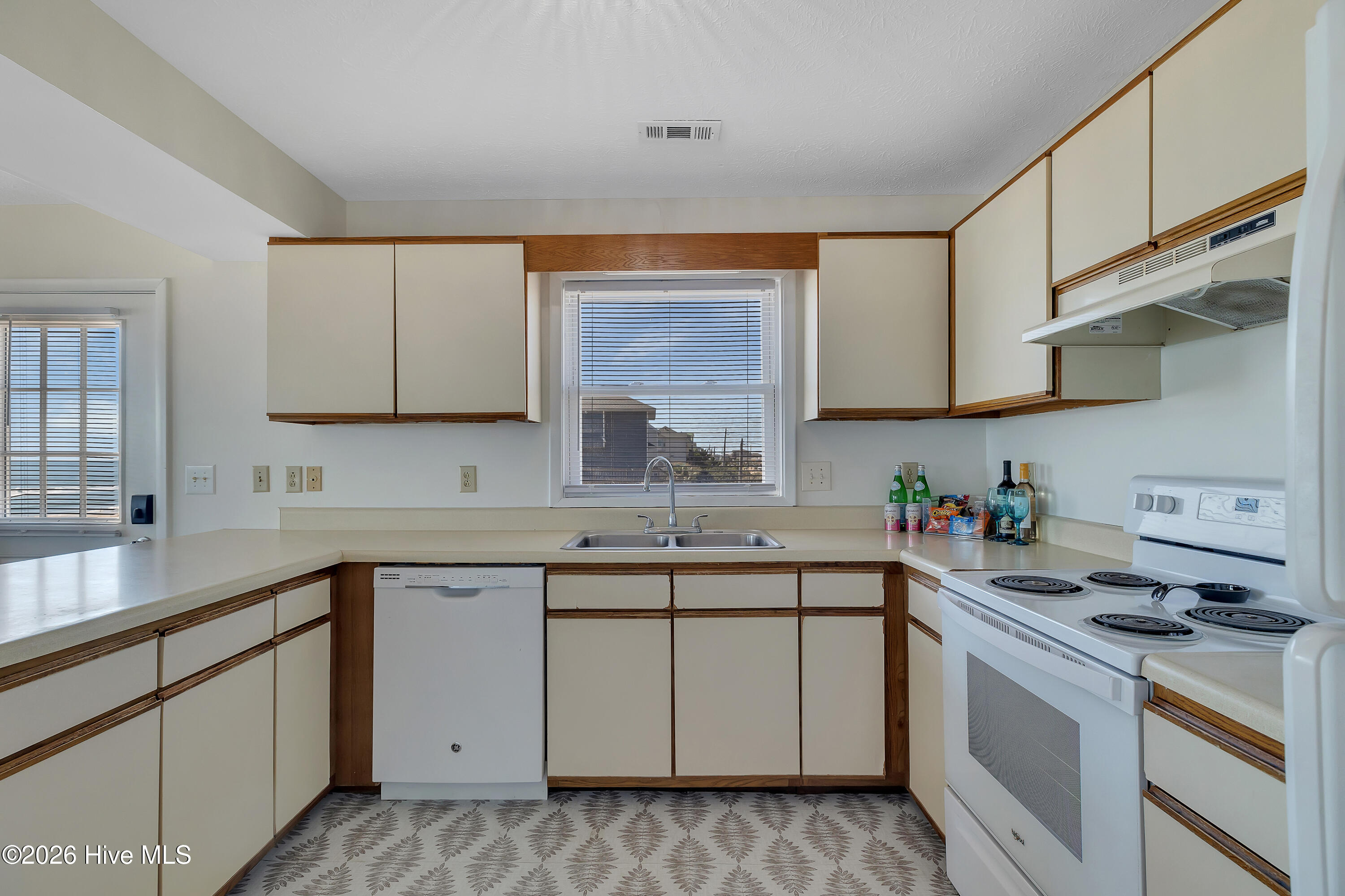 100548009 | Photo 24