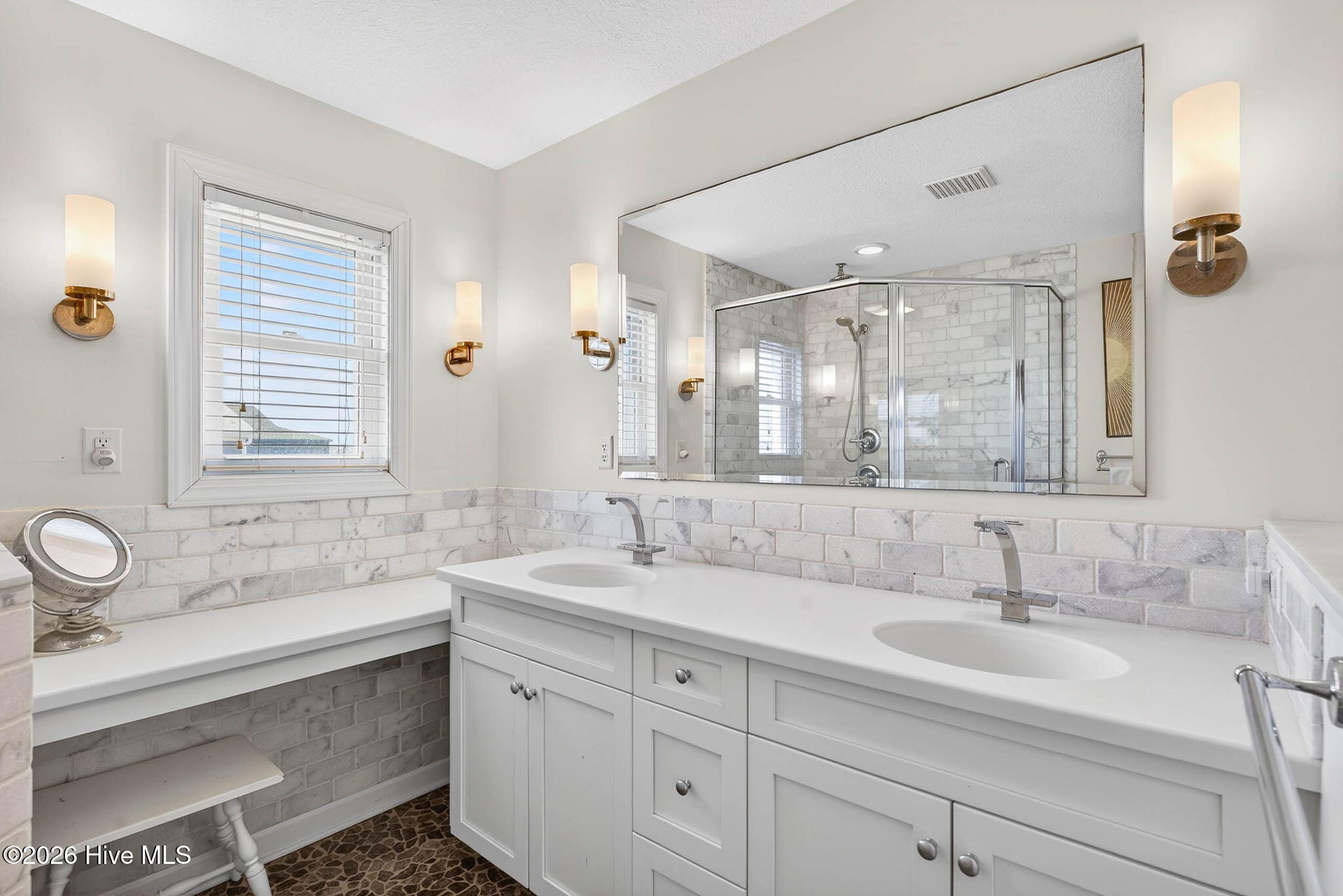 100563244 | Photo 29