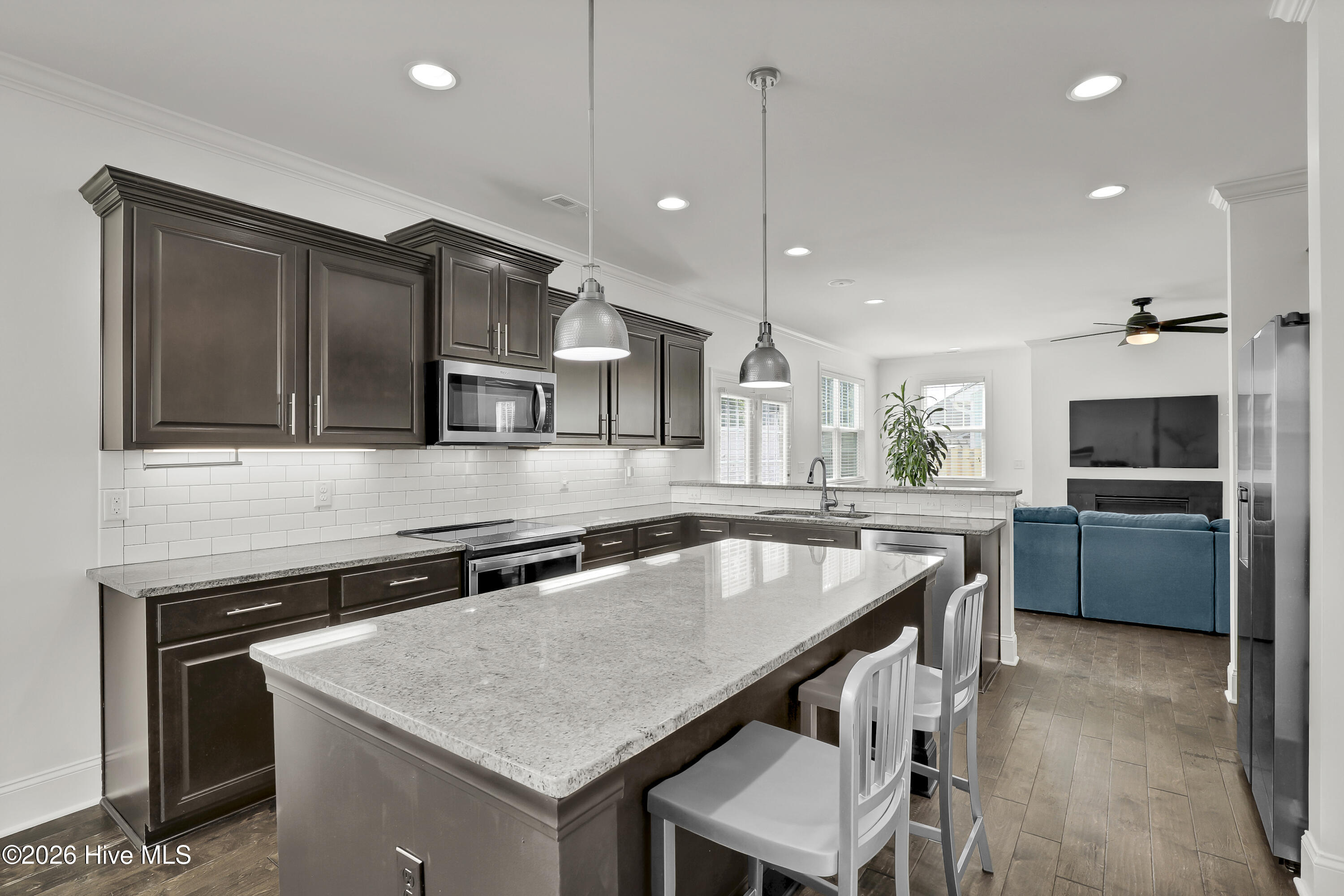 100569248 | Photo 14