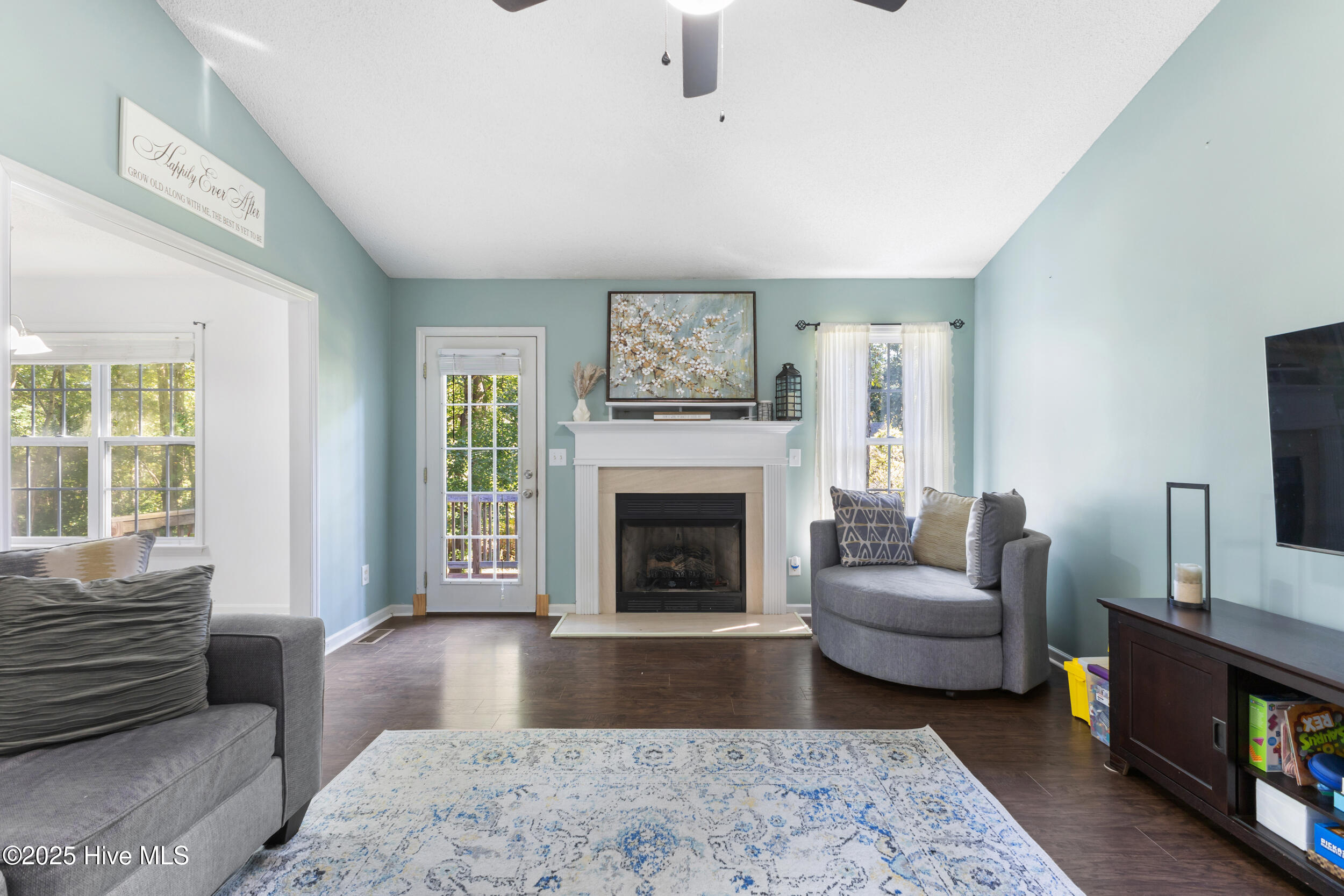 102 Lunington Mill Circle, Burgaw, NC 28425 – photo 3: Living Room
