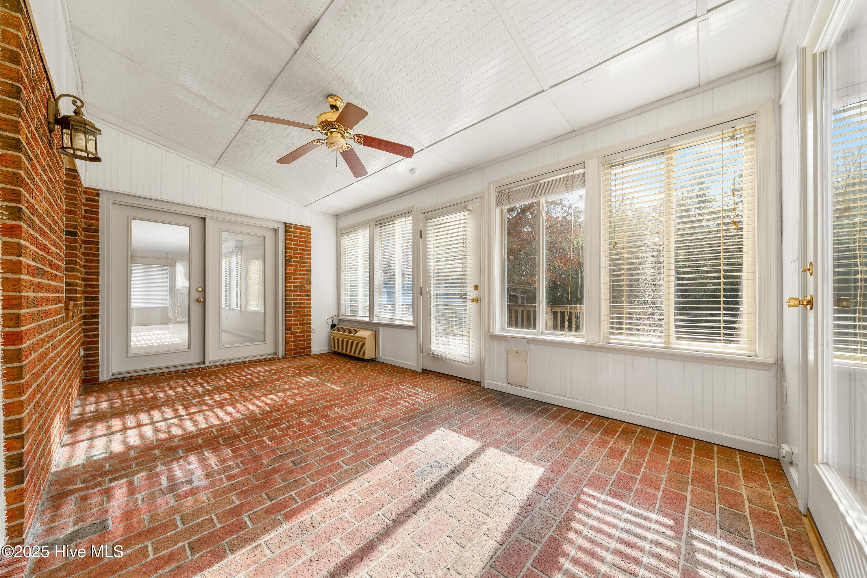 100542635 | Photo 30