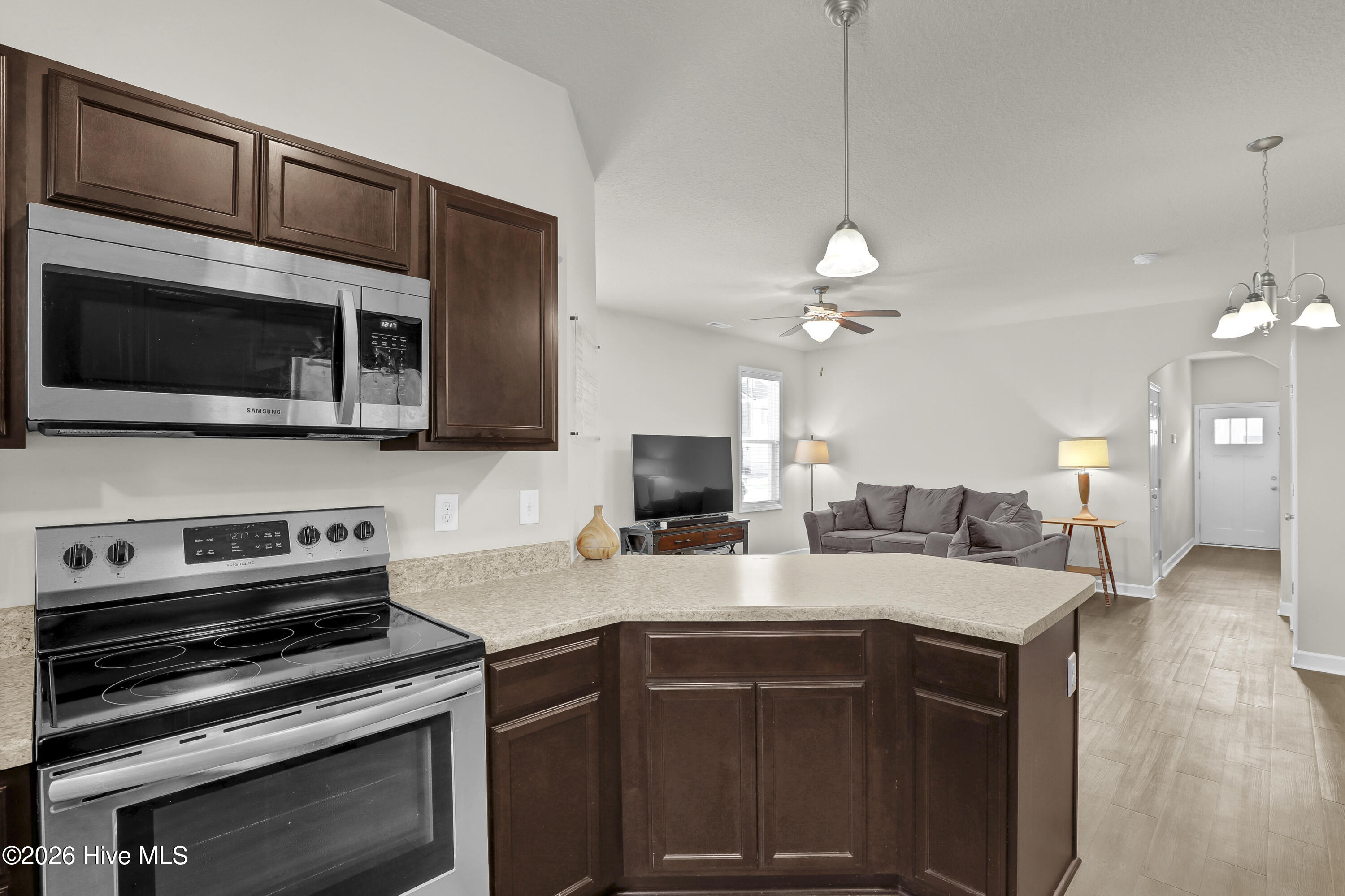 100560306 | Photo 12