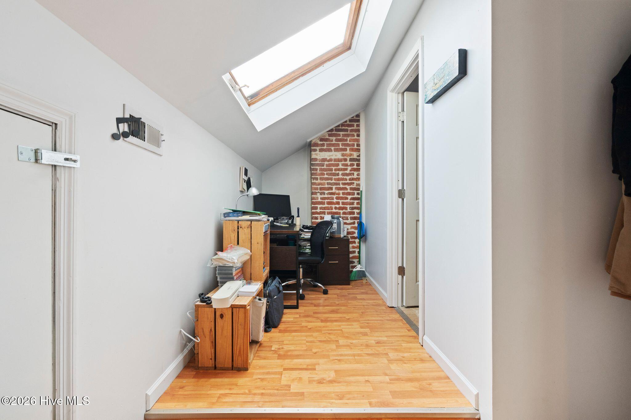 100570327 | Photo 53