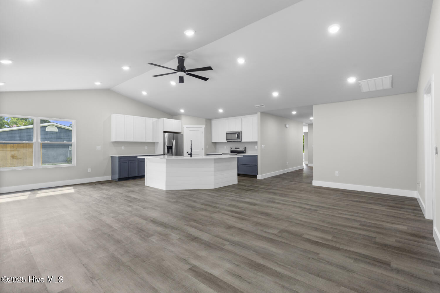 313 Pinewood Drive, Jacksonville, NC 28546 – photo 21: Living area