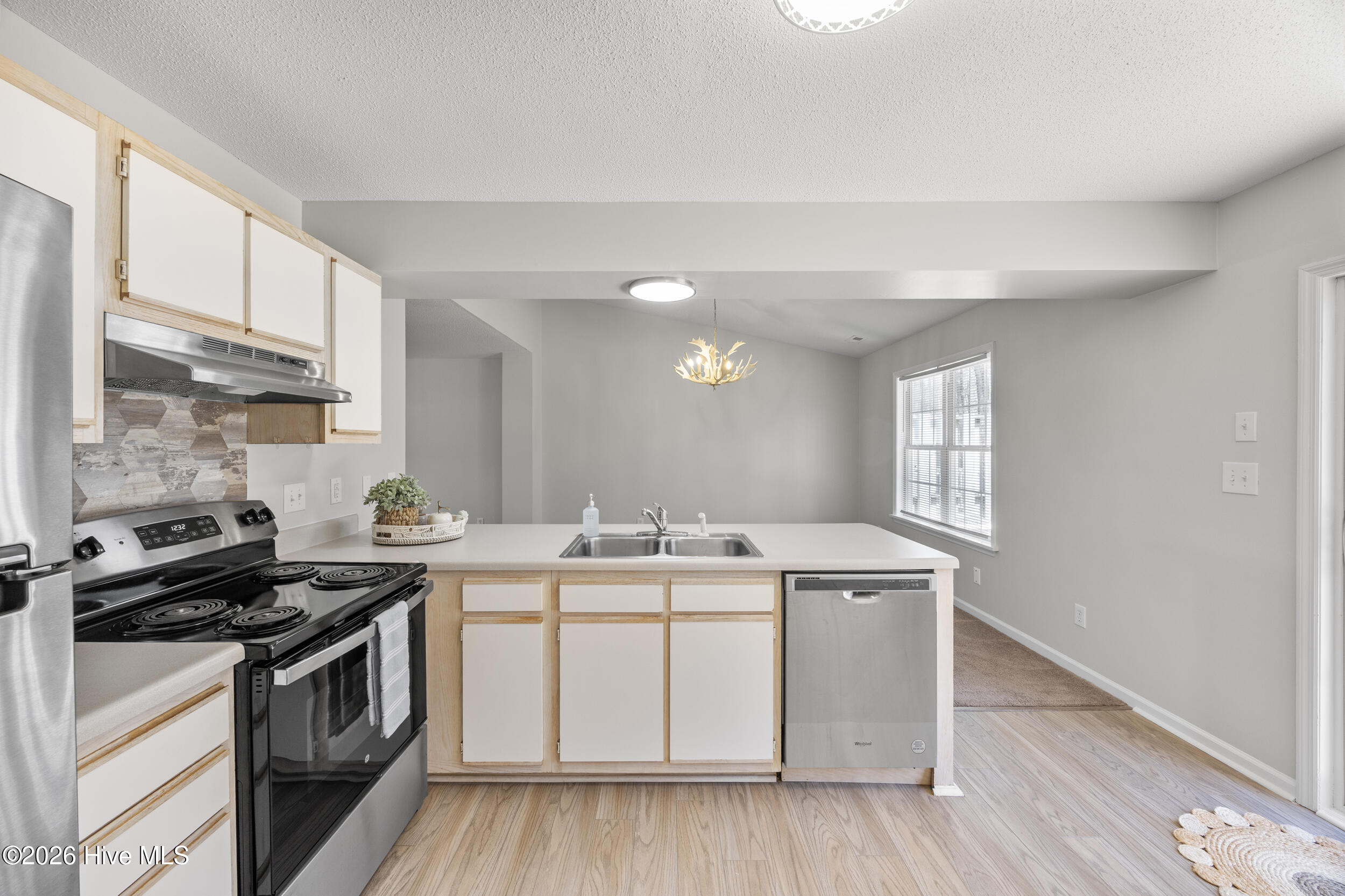 100561186 | Photo 12