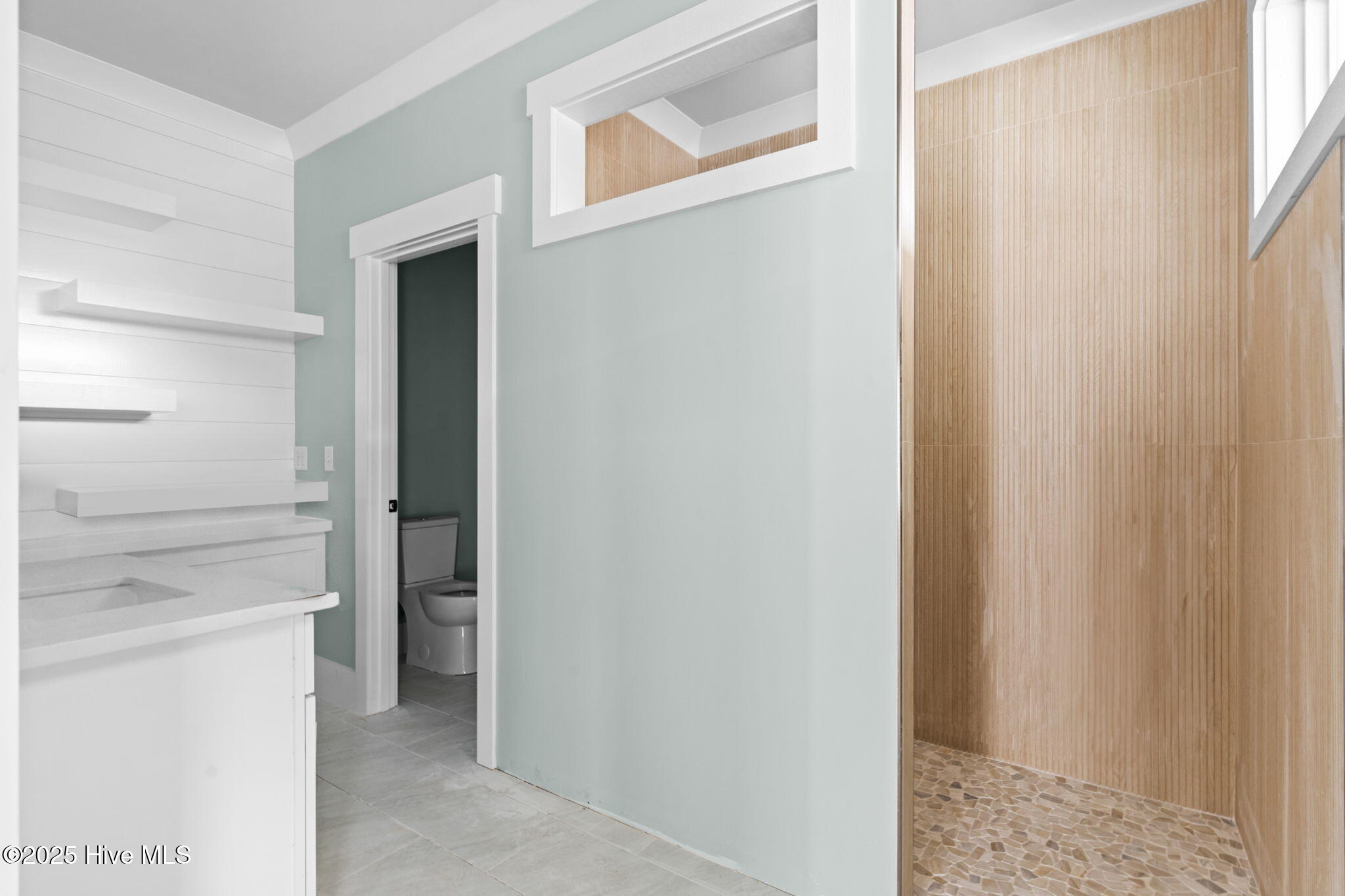 100548785 | Photo 23