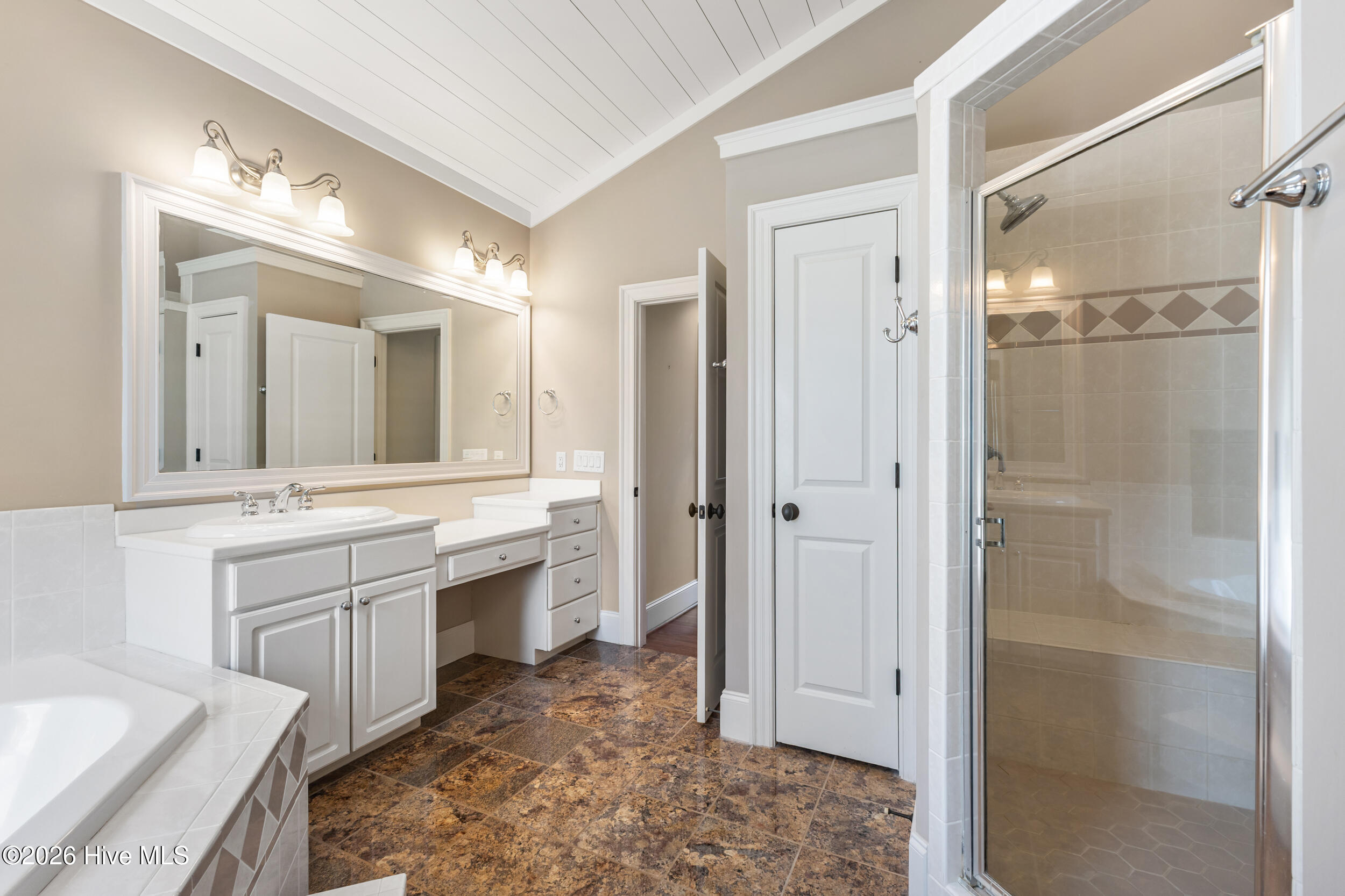 100561690 | Photo 35