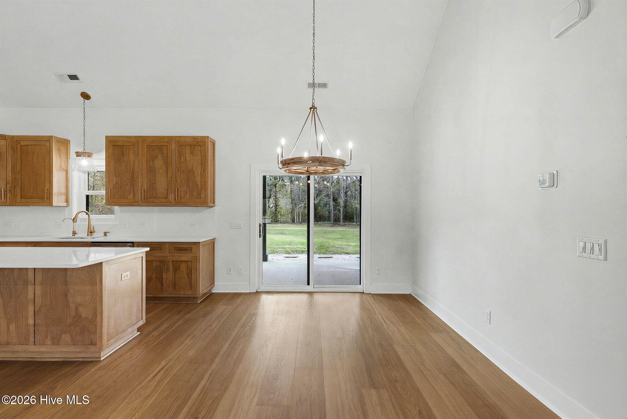 100564099 | Photo 19