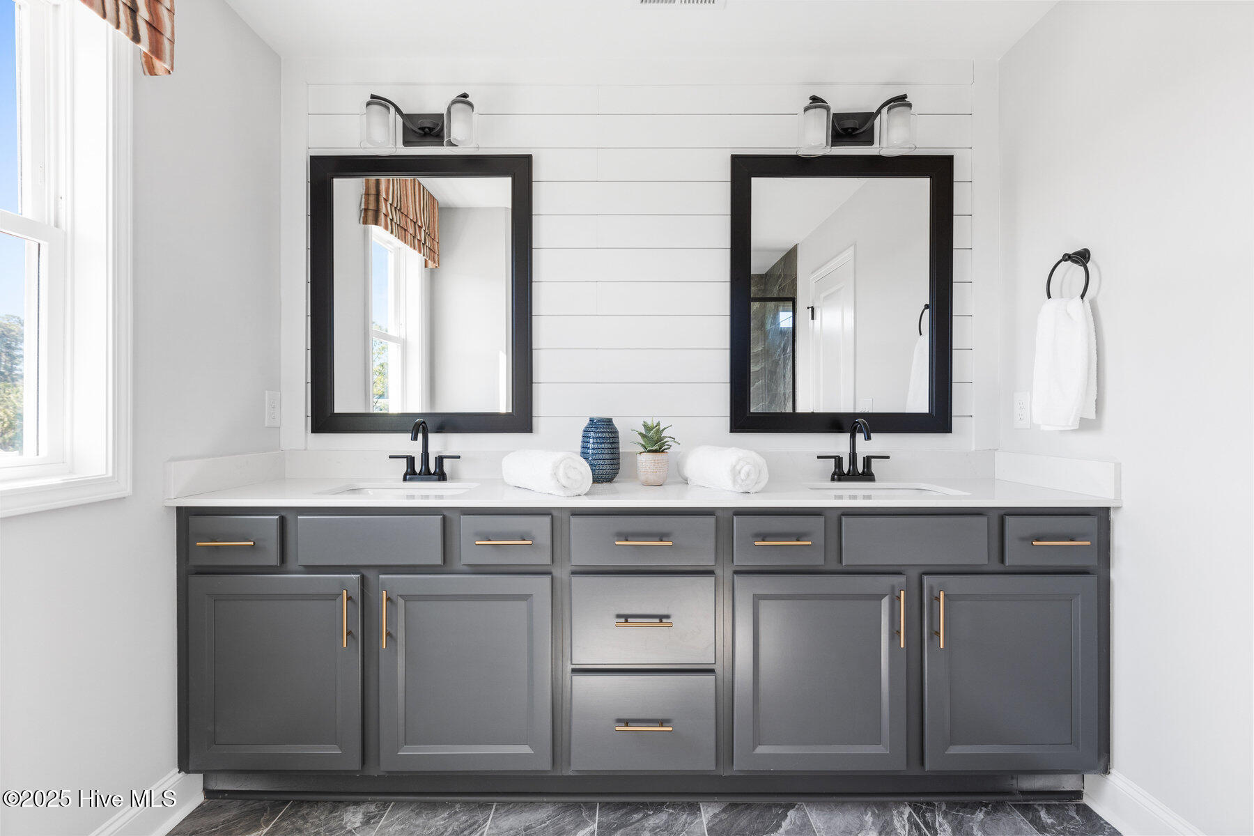 100534018 | Photo 39