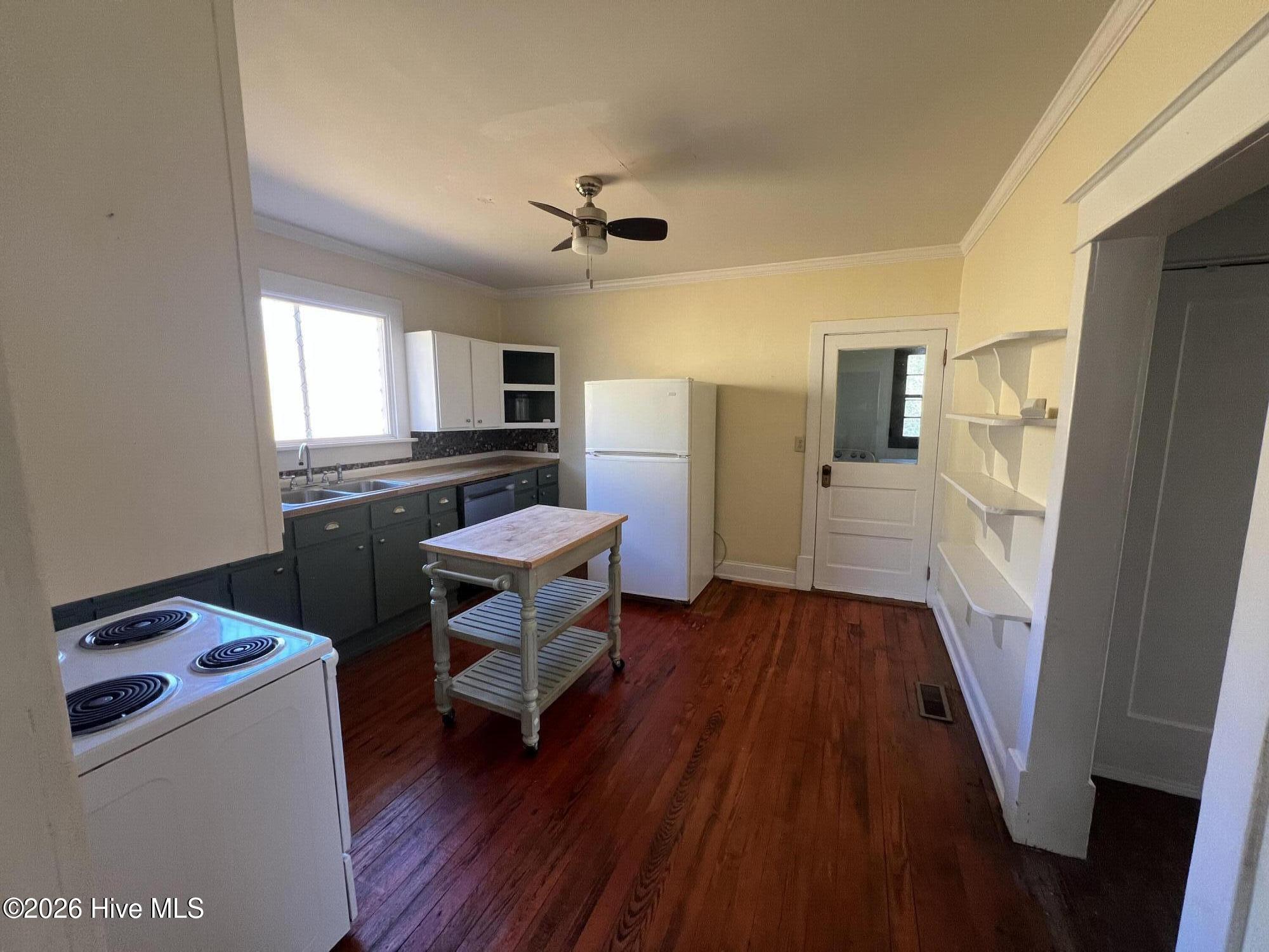 915 Saint David Street