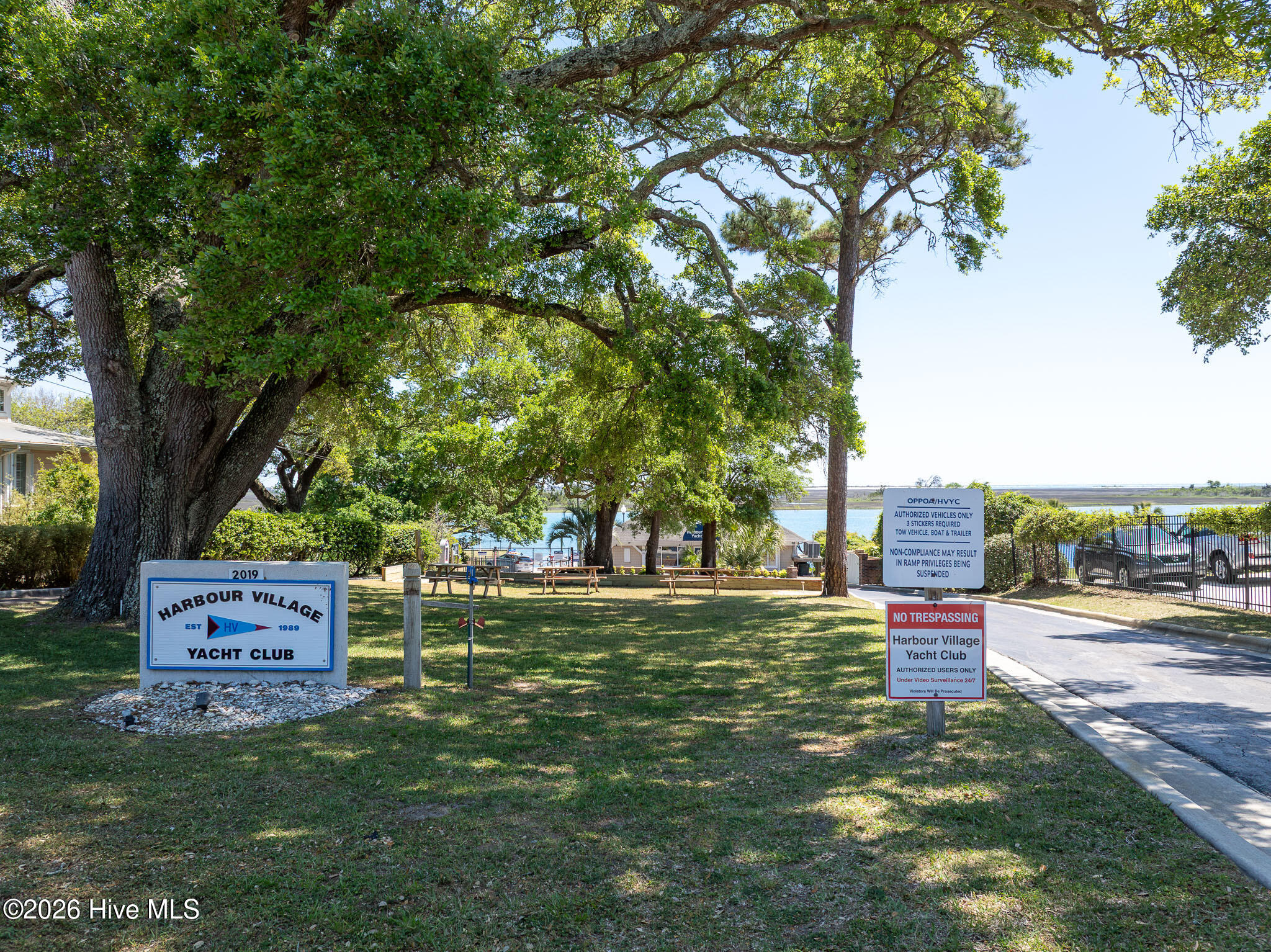 100568983 | Photo 83