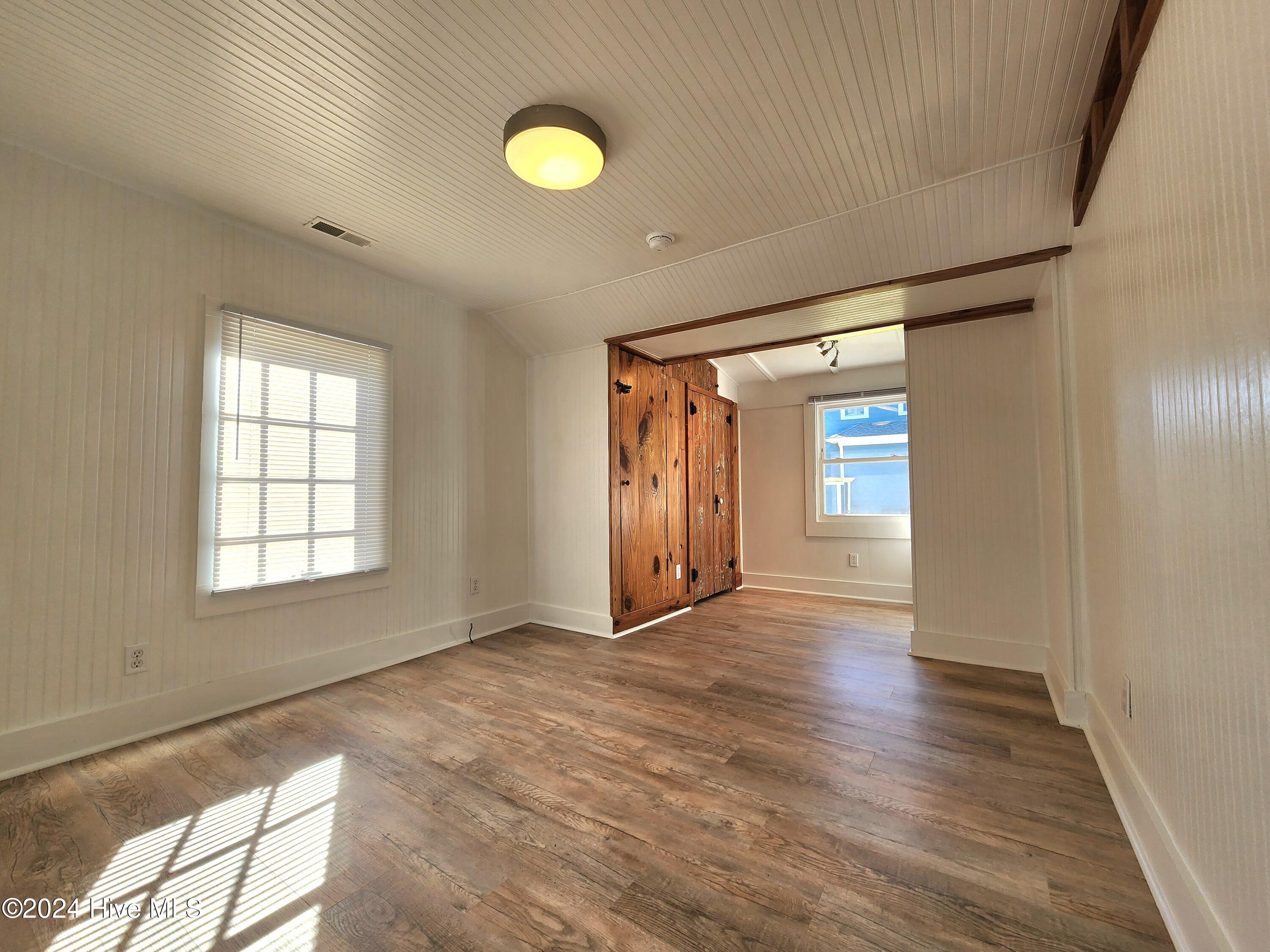 100570380 | Photo 26