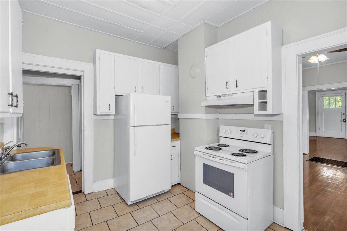 22-1926 A Howard Ave-7