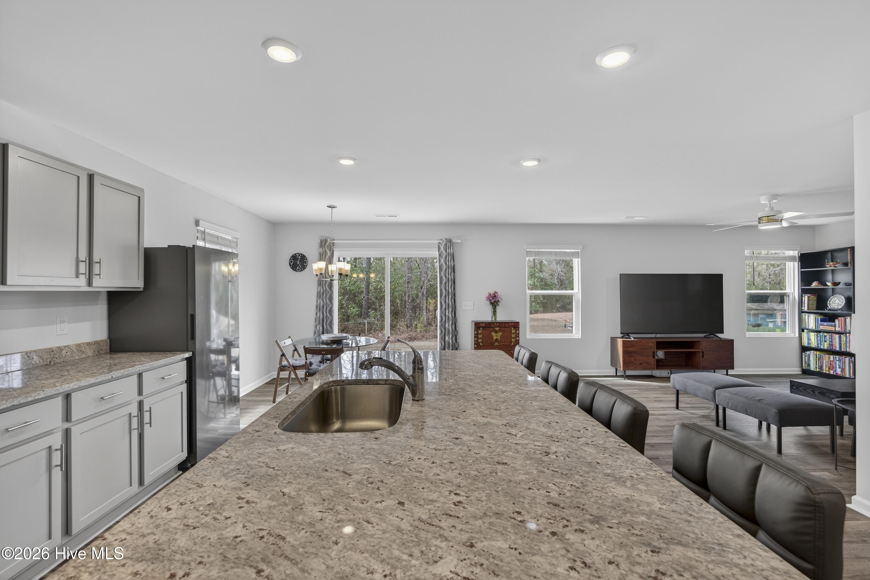 100560520 | Photo 27