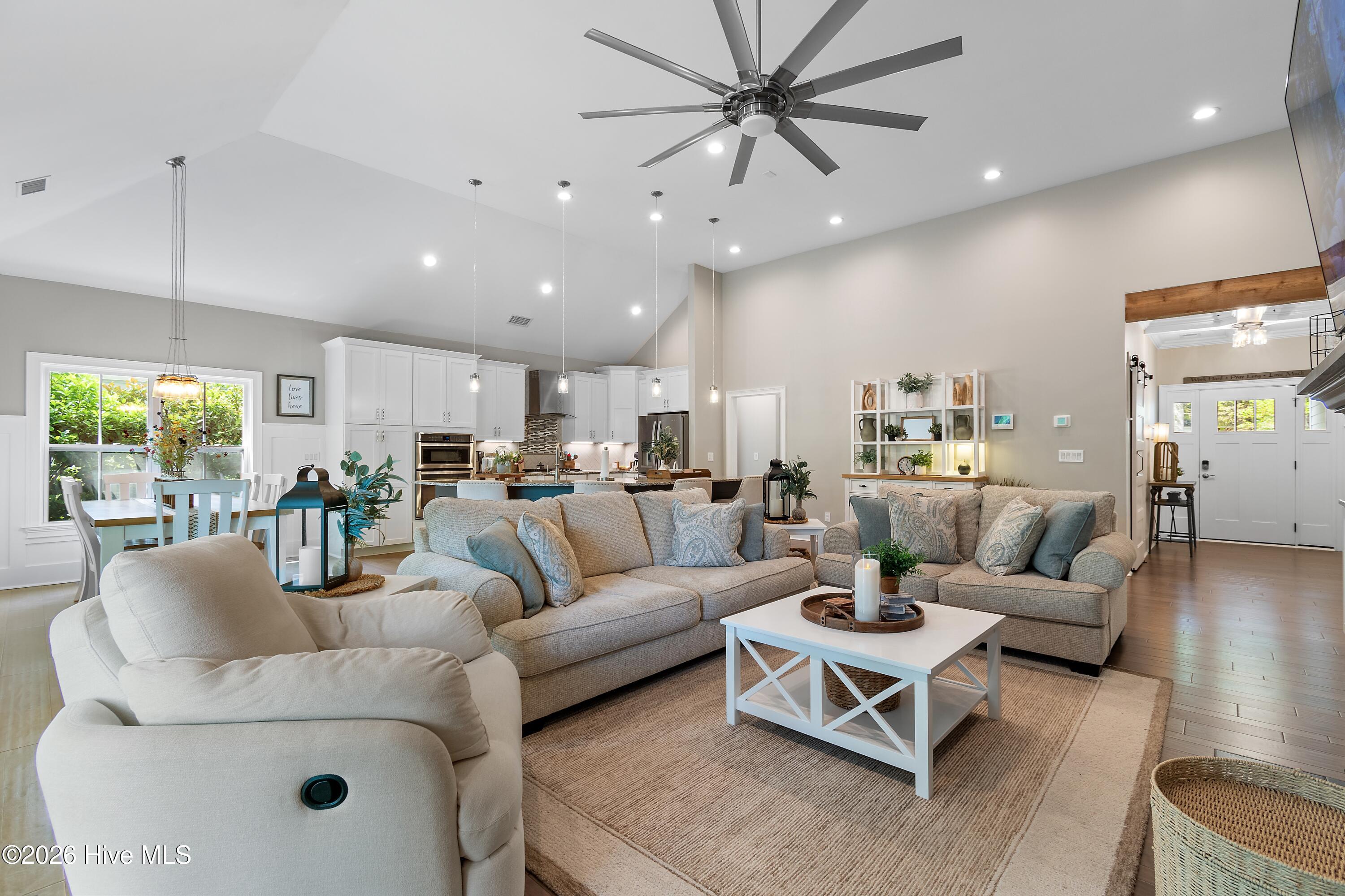 100565384 | Photo 10