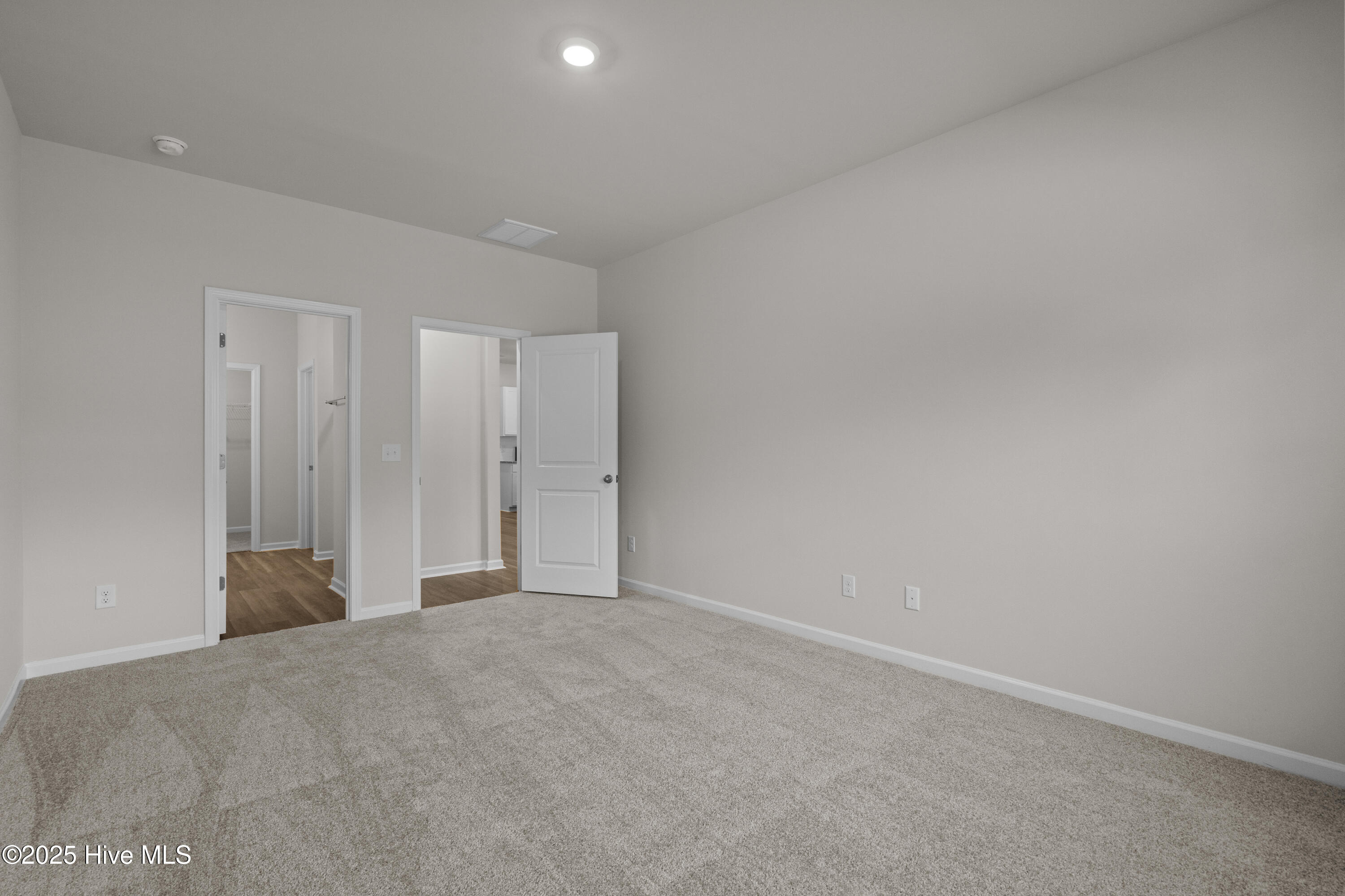 100536973 | Photo 19